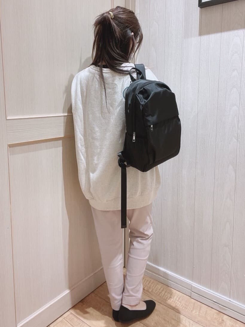 ピンク系のその他パンツ、ブラック系のパンプスを着用したレディースの冬コーディネートの4枚目の写真