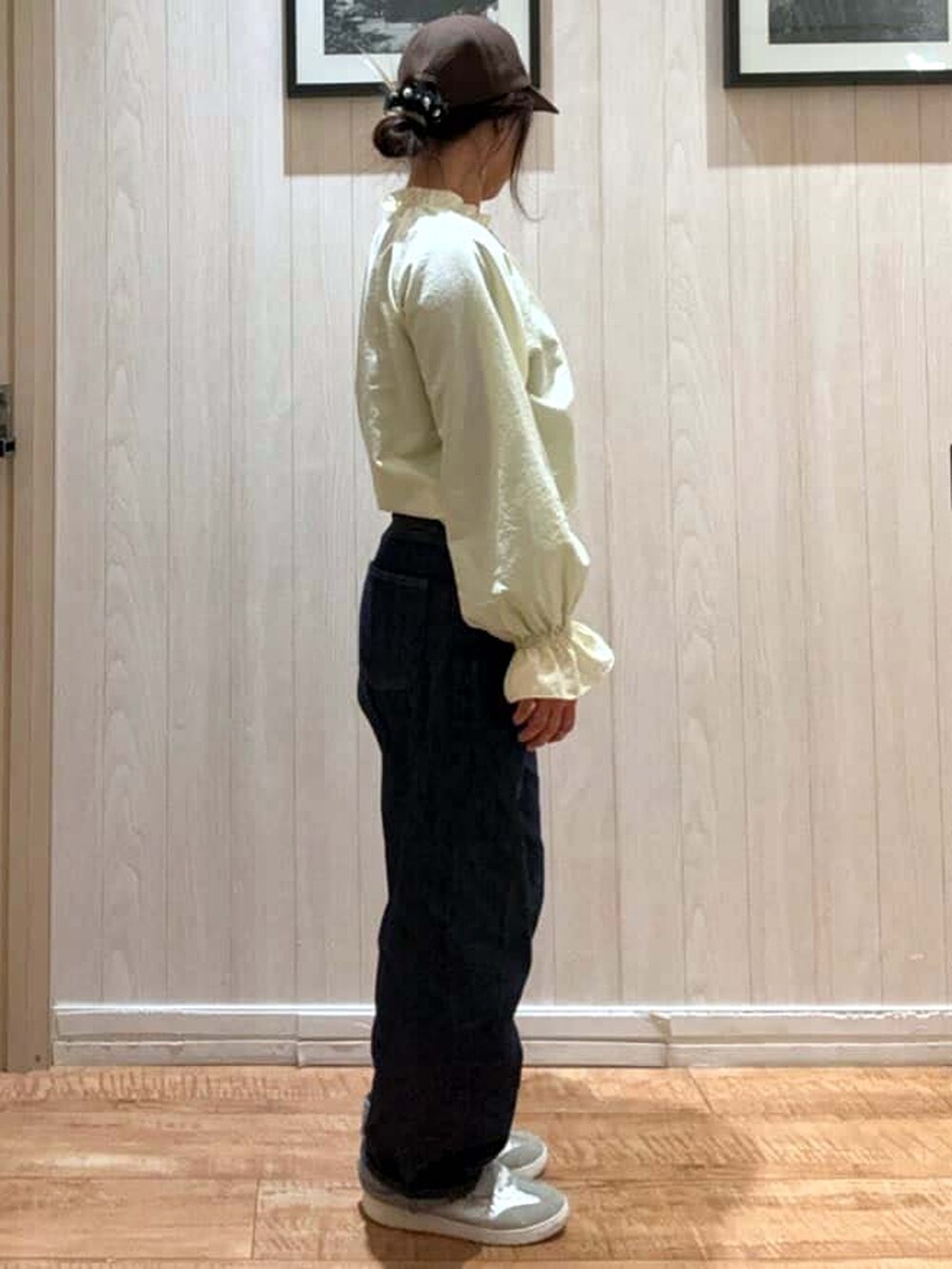 イエロー系のシャツ/ブラウス、ブルー系のデニムパンツ、シルバー系のスニーカーを着用したレディースの春コーディネートの2枚目の写真