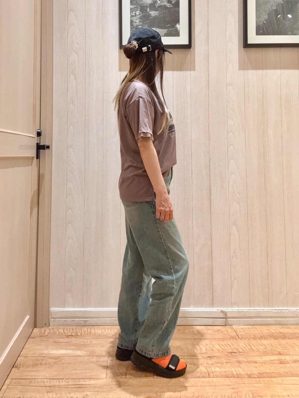 ブラウン系のTシャツ/カットソー、ブルー系のデニムパンツ、ブラック系のサンダルを着用したレディースの春コーディネートの2枚目の写真