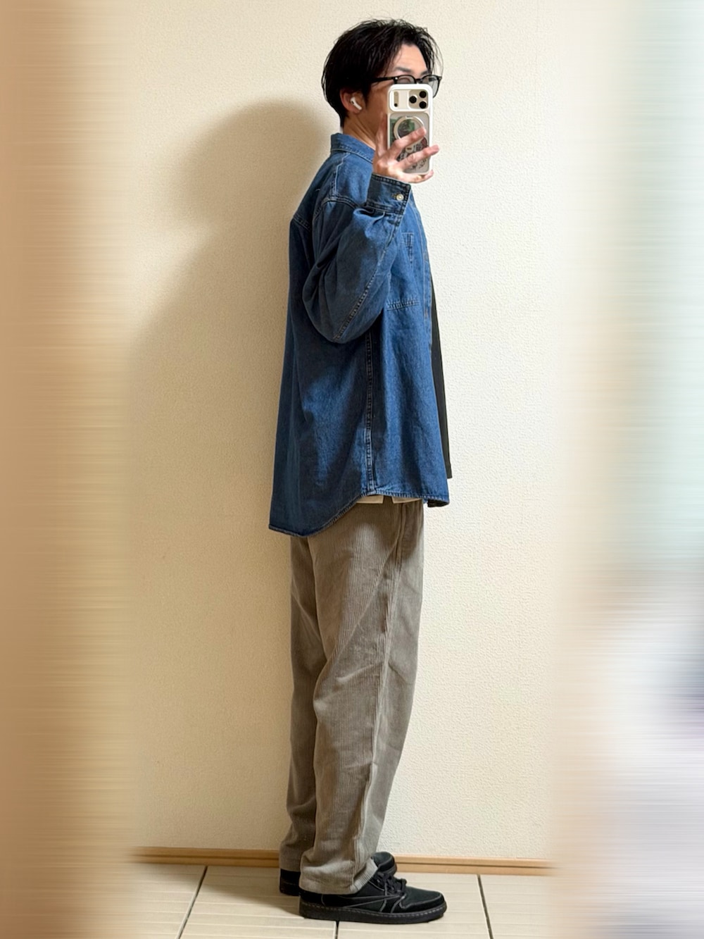 グレー系のチノパンツ、ブルー系のシャツ/ブラウス、ホワイト系のTシャツ/カットソーを着用したメンズの秋コーディネートの2枚目の写真