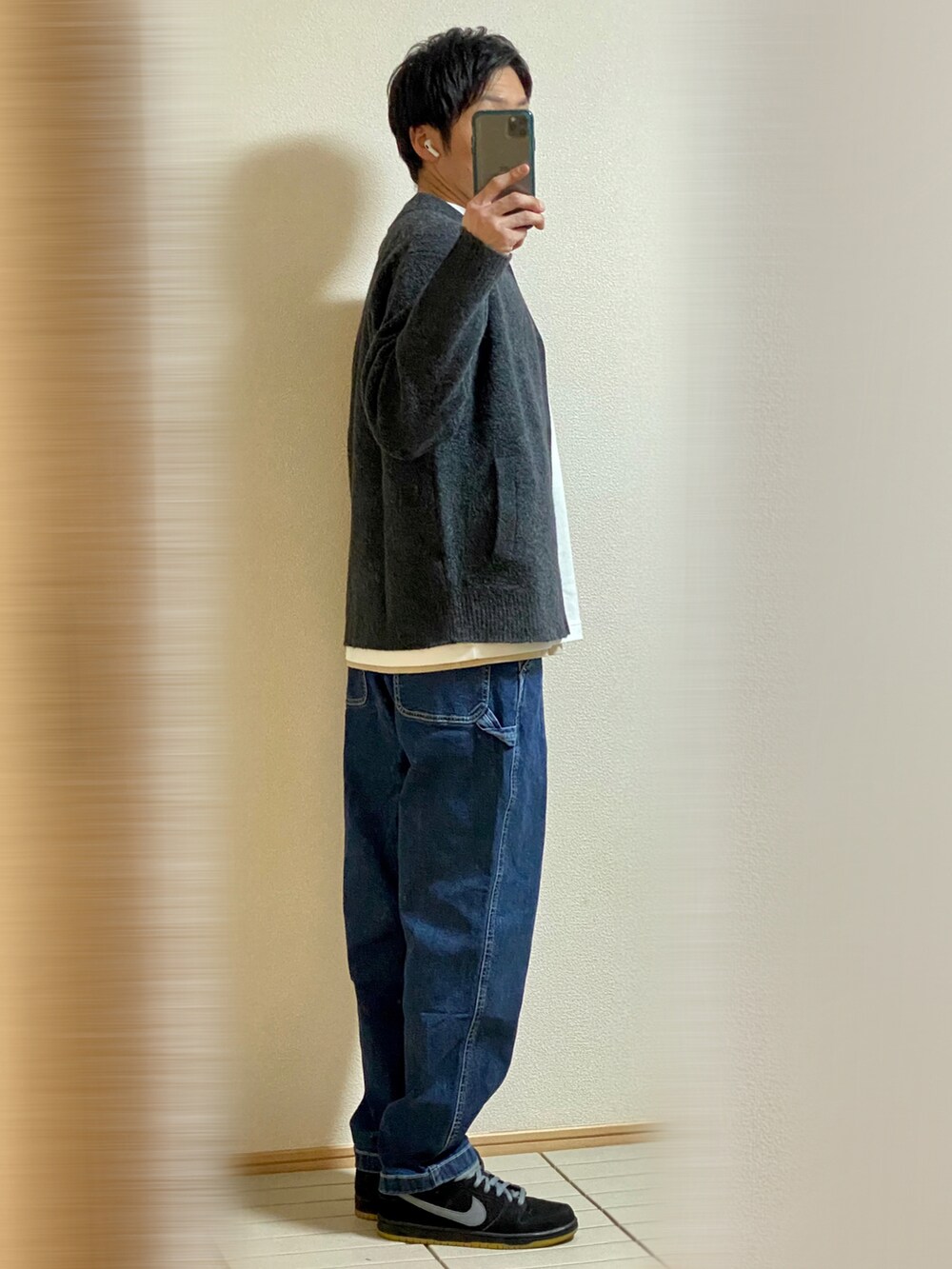 「カーディガン、シンプルコーデ、オトナカジュアル、リラックススタイル、デニムパンツ、ワークパンツ、スニーカー、UNIQLO U、UNIQLO、NIKE、レイヤードスタイル、モックネック」｜「NIKE SBのNike SB Dunk Low "Fog" 28（スニーカー、ブラック系）」を使った、Sammyサミーさん（メンズ・177cm）の秋コーディネートの2枚目の写真