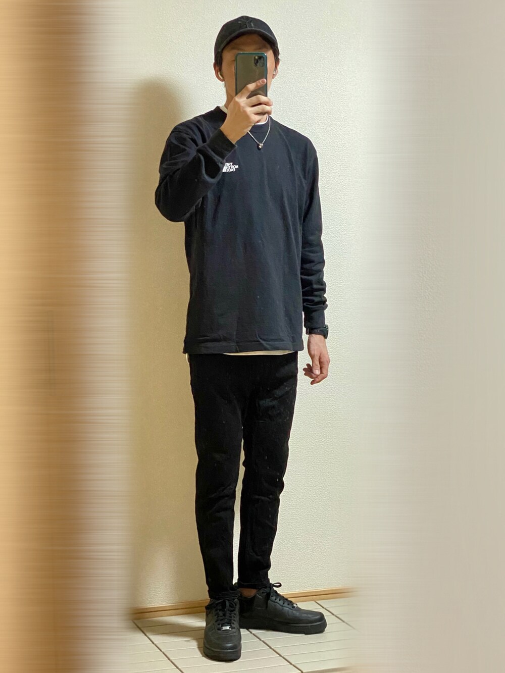 「韓国ファッション、秋コーデ、シンプルスタイル、大人カジュアル、ブラック、アクセントカラー、デニム、スキニーデニム、ゆるスキニー、ZARA、THE NORTH FACE、NIKE、スニーカー、レイヤードスタイル、ロンT」｜「ZARAのアンクル丈スキニーデニム　サイズ42（デニムパンツ、ブルー系）」を使った、Sammyサミーさん（メンズ・177cm）の秋コーディネートの3枚目の写真