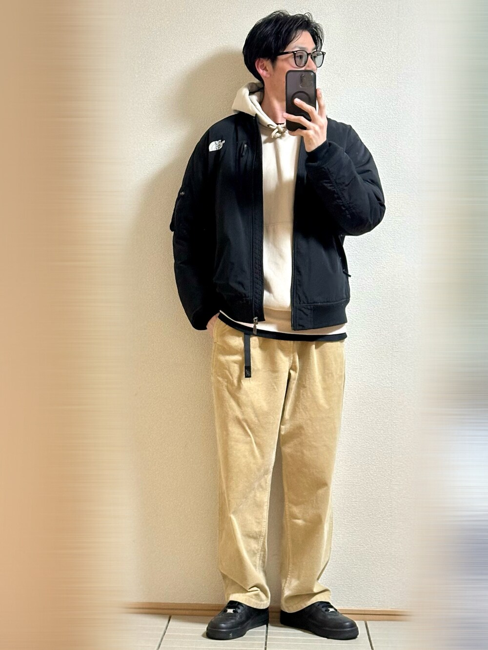「休日スタイル、休日コーデ、冬コーデ、大人コーデ、ストリート、冬アウター、MA-1、THE NORTH FACE、パーカー、レイヤードスタイル、コーデュロイ、コーデュロイパンツ、GRAMICCI、スニーカー、NIKE」｜「NIKEのSupreme × Nike Air Force 1 Low "Black" サイズ28（スニーカー、ブラック系）」を使った、Sammyサミーさん（メンズ・177cm）の冬コーディネートの2枚目の写真