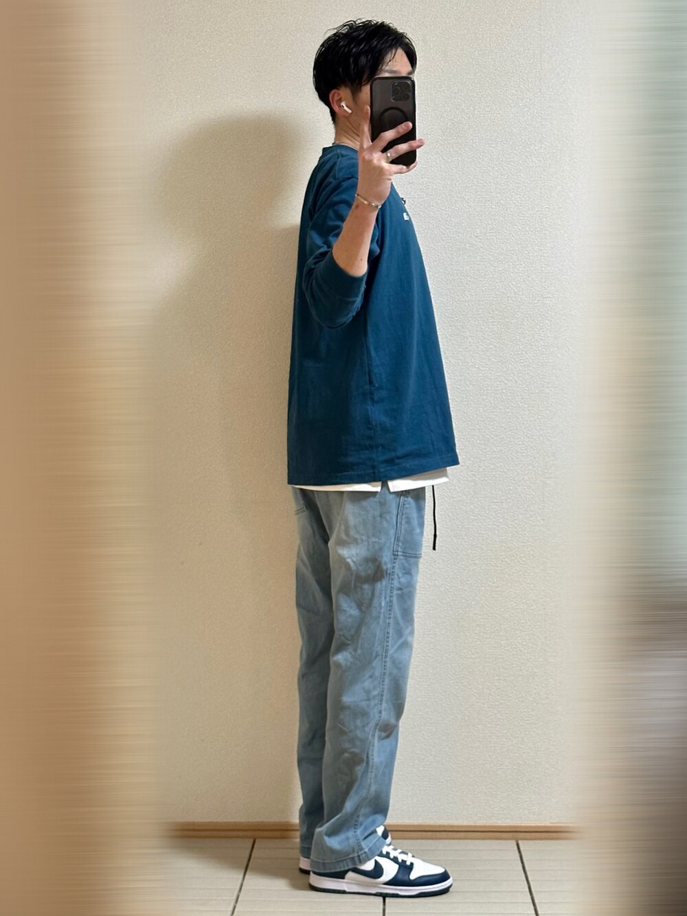 「デニム、春コーデ、休日スタイル、ワントーンコーデ、韓国ファッション、ロンT、ロゴT、THE NORTH FACE、ラフ、レイヤードスタイル、ブルー、NIKE、グラミチ、スニーカー、シルバーアクセサリー」｜「GramicciのGRAMICCI/グラミチ 【別注】 DENIM NN Fitting/ニューナロー デニム（デニムパンツ、ブルー系）」を使った、Sammyサミーさん（メンズ・177cm）の春コーディネートの4枚目の写真