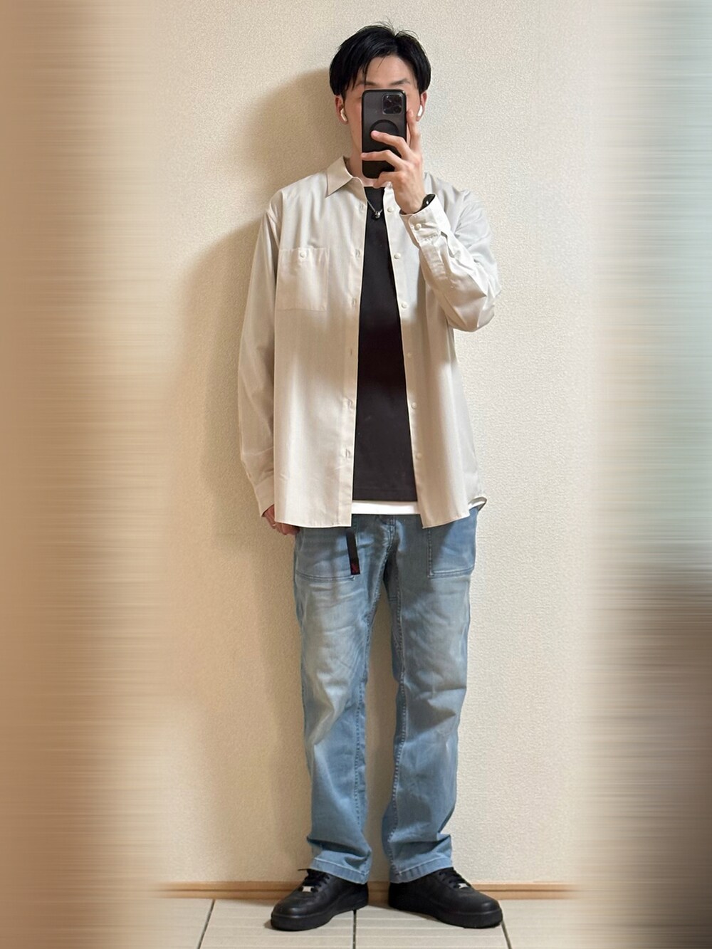 「春コーデ、休日スタイル、韓国ファッション、シャツスタイル、ストリート、シンプル、ラフ、デニム、グラミチ、レイヤードスタイル、グローバルワーク(GLOBAL WORK)、UNIQLO、スニーカー、エアフォースワン、NIKE」｜「NIKEのSupreme × Nike Air Force 1 Low "Black" サイズ28（スニーカー、ブラック系）」を使った、Sammyサミーさん（メンズ・177cm）の春コーディネートの3枚目の写真