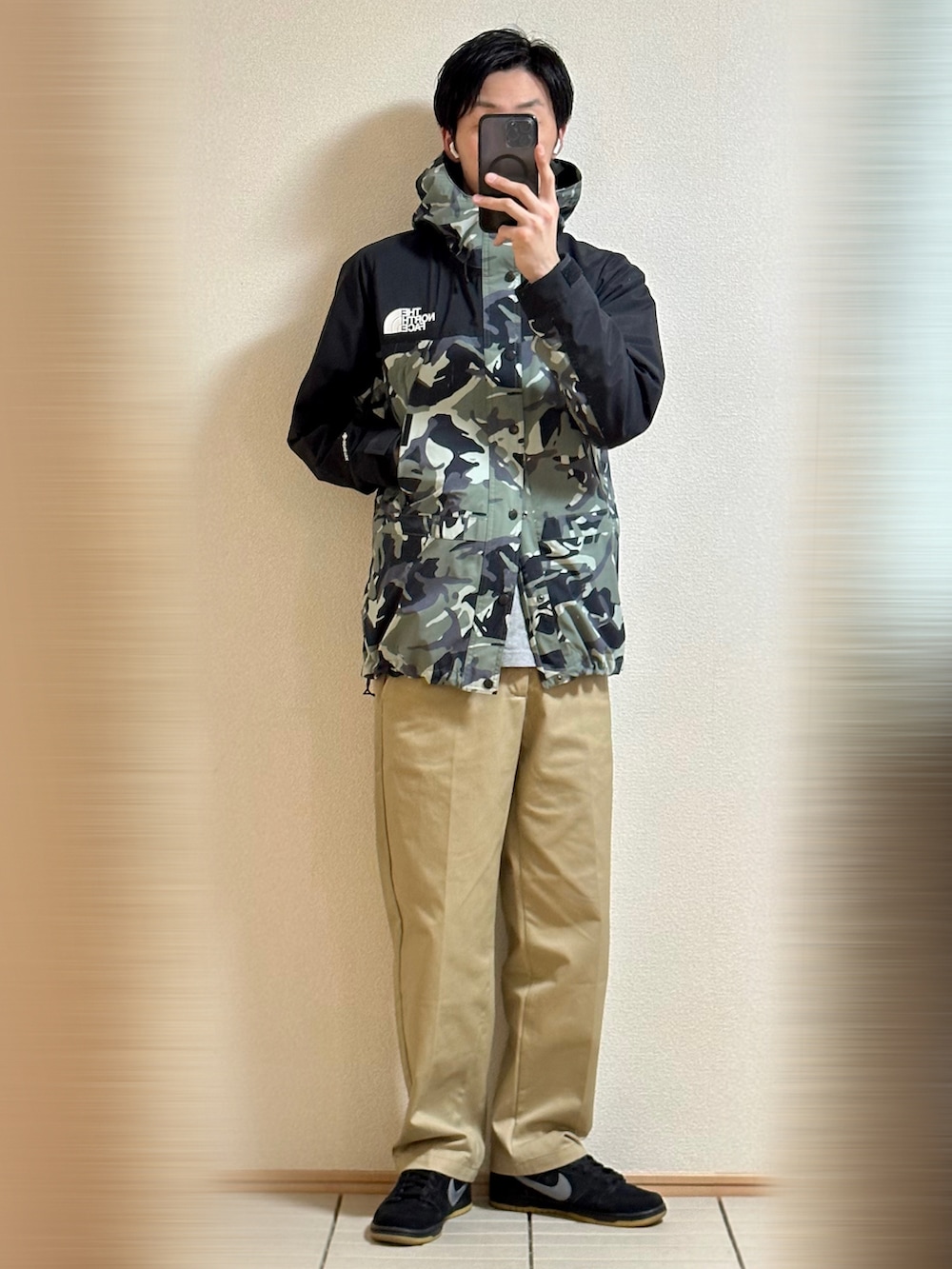 「春コーデ、休日スタイル、肌寒い、ミリタリー、春アウター、ストリートMIX、マウンテンパーカー、THE NORTH FACE、カモフラ、チノパン、スニーカー、NIKE、シルバーアクセサリー、ロンT、ラフ」｜「NIKE SBのNike SB Dunk Low "Fog" 28（スニーカー、ブラック系）」を使った、Sammyサミーさん（メンズ・177cm）の春コーディネートの2枚目の写真