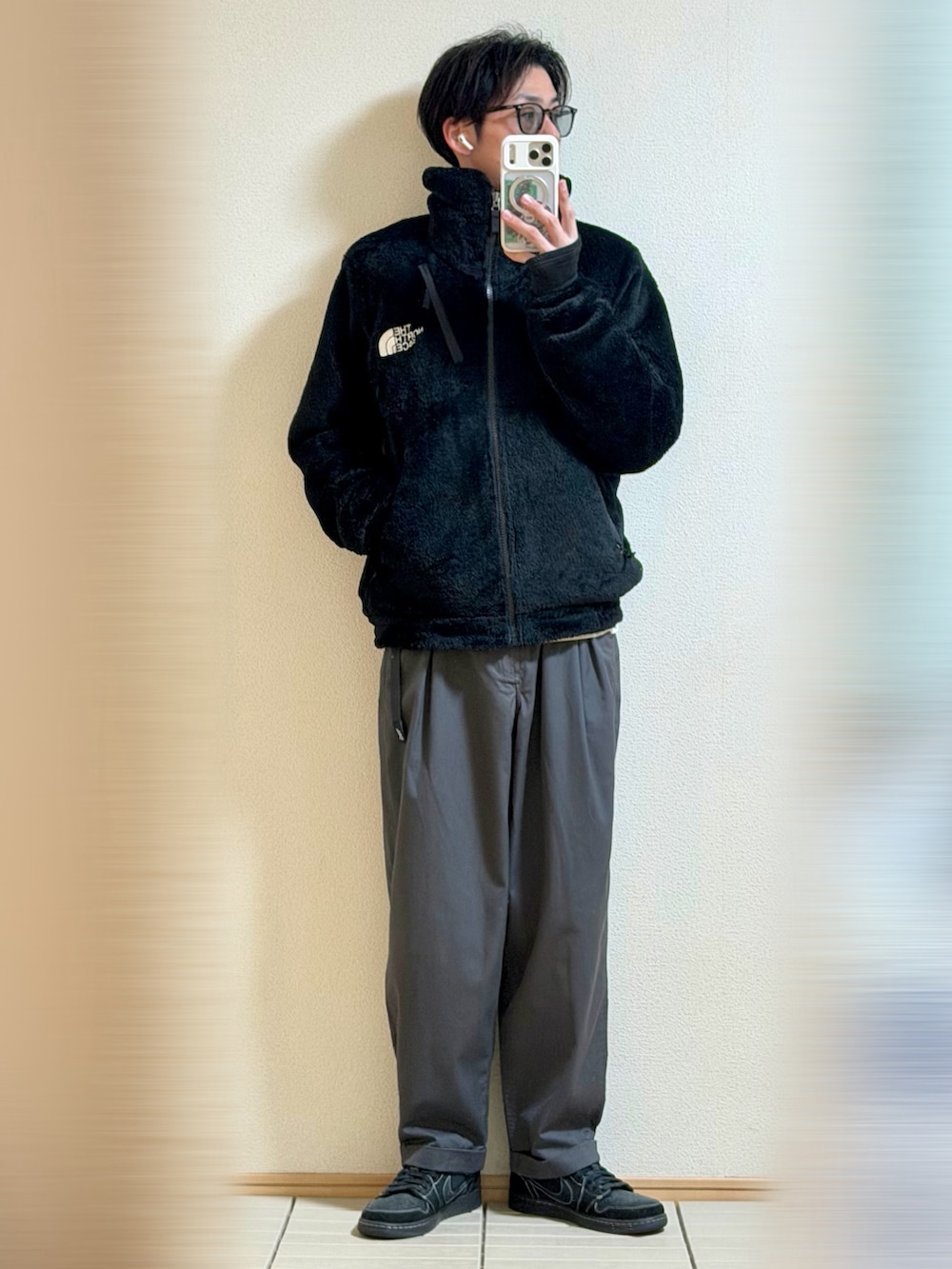 ブラック系のブルゾン、グレー系のその他パンツ、グレー系のスウェットを着用したメンズの冬コーディネートの2枚目の写真