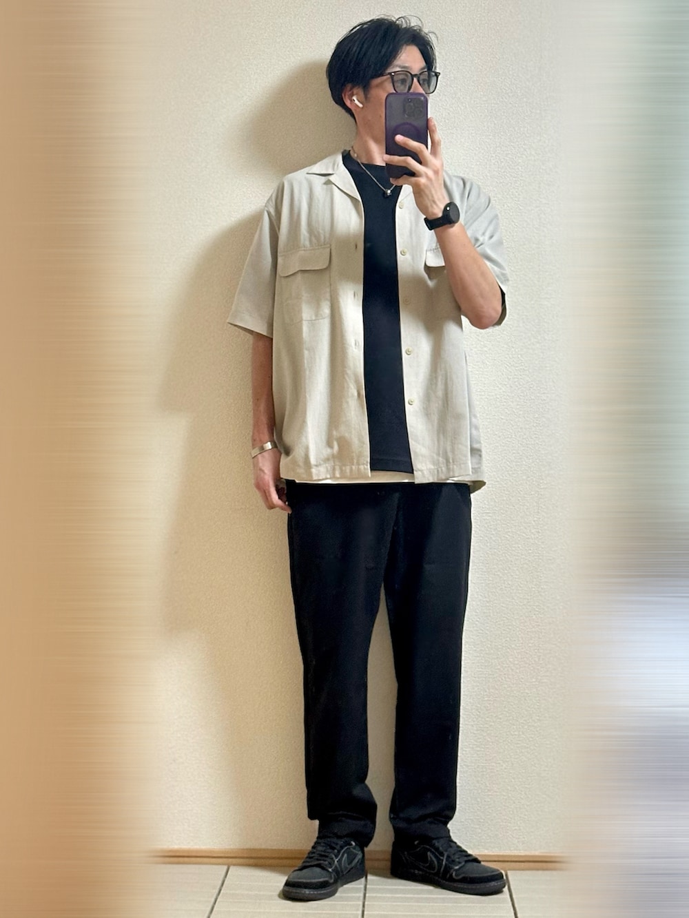 「休日スタイル、夏コーデ、初夏コーデ、大人カジュアル、サングラス、シャツスタイル、シンプル、Tシャツ、レイヤードスタイル、モノトーン、ブラックコーデ、スラックス、スニーカー、NIKE、リラックススタイル」|「NIKEのTravis Scott × Nike Air Jordan 1 Low OG "Black Phantom"(スニーカー、ブラック系)」を使った、Sammyサミーさん(メンズ・177cm)の夏コーディネートの2枚目の写真