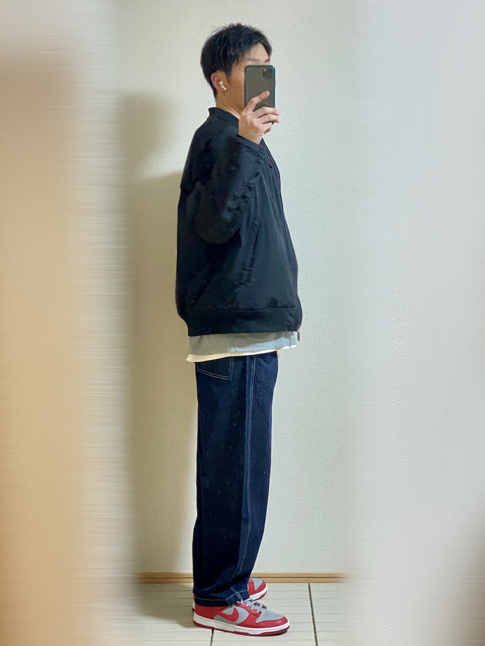 「シンプル、デニムパンツ、MA-1、スニーカー、NIKE、ストリートMIX、レイヤードスタイル、ロンT、着回しコーデ、ワイドパンツ、テーパードパンツ、THE NORTH FACE、GU、ラフ、アクセントカラー」｜「NIKEのNike Dunk Low "Medium Grey" (UNLV) 28（スニーカー、レッド系）」を使った、Sammyサミーさん（メンズ・177cm）の秋コーディネートの4枚目の写真