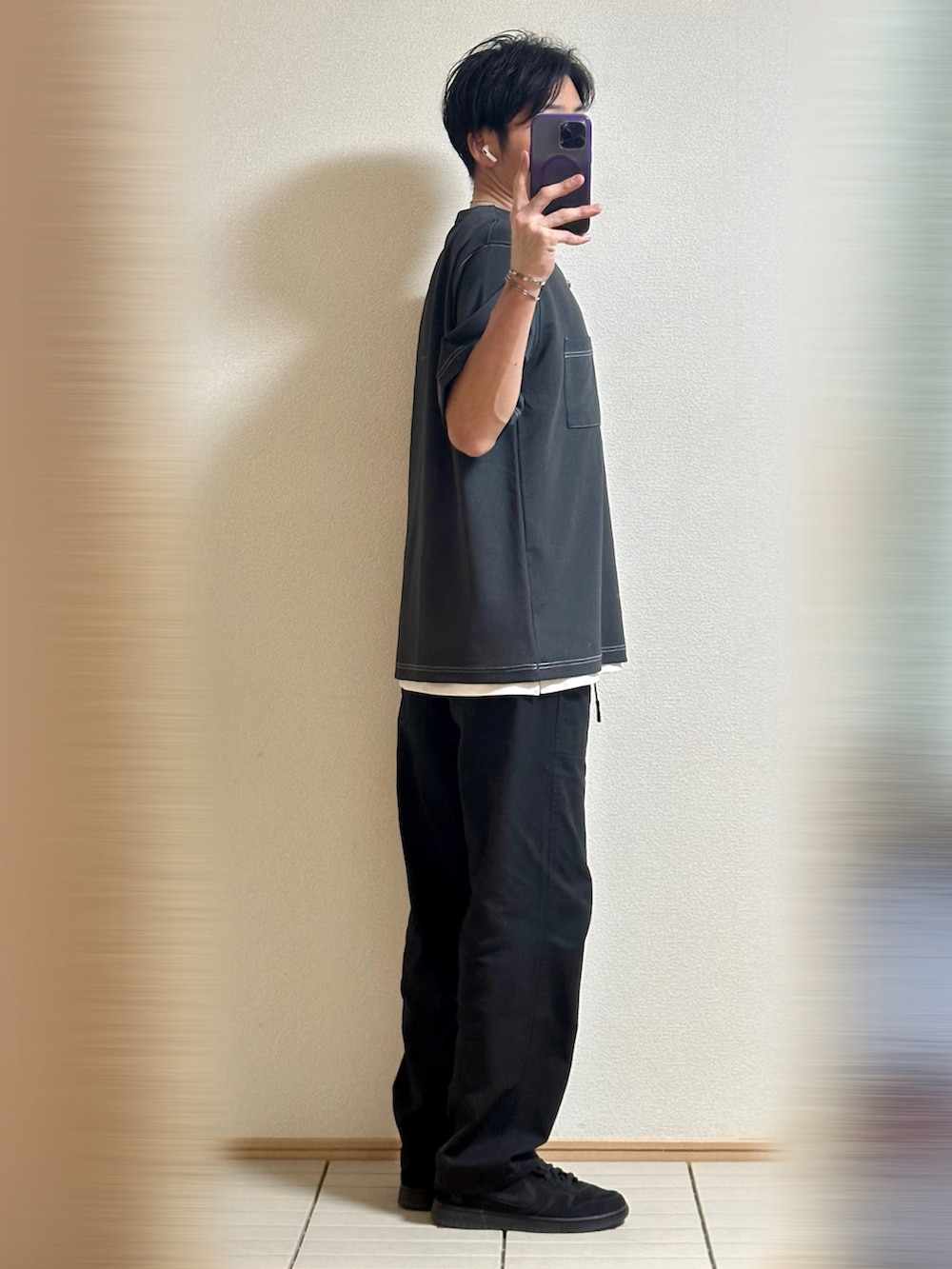 「カラー×コーデ、休日スタイル、ブラック、シンプル、初秋コーデ、秋服準備はじめました、ラフ、Tシャツ、レイヤードスタイル、パンツスタイル、NIKE、グラミチ、スニーカー、モノトーン、ストリート」|「NIKEのUNDEFEATED × Nike Dunk Low SP "5 ON IT"(スニーカー、ブラック系)」を使った、Sammyサミーさん(メンズ・177cm)の秋コーディネートの2枚目の写真