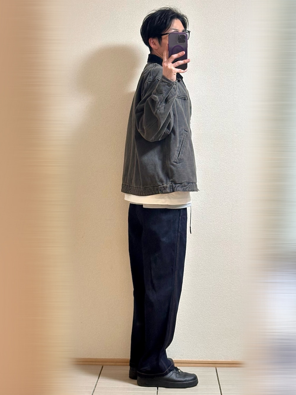 「休日スタイル、お出かけコーデ、秋コーデ、秋っぽコーデ更新中、シンプルコーデ、ストリート、GU、サングラス、デニムジャケット、デニム、レイヤードスタイル、デニムパンツ、シルバーアクセサリー、スニーカー、NIKE」｜「NIKEのSupreme × Nike Air Force 1 Low "Black" サイズ28（スニーカー、ブラック系）」を使った、Sammyサミーさん（メンズ・177cm）の秋コーディネートの2枚目の写真