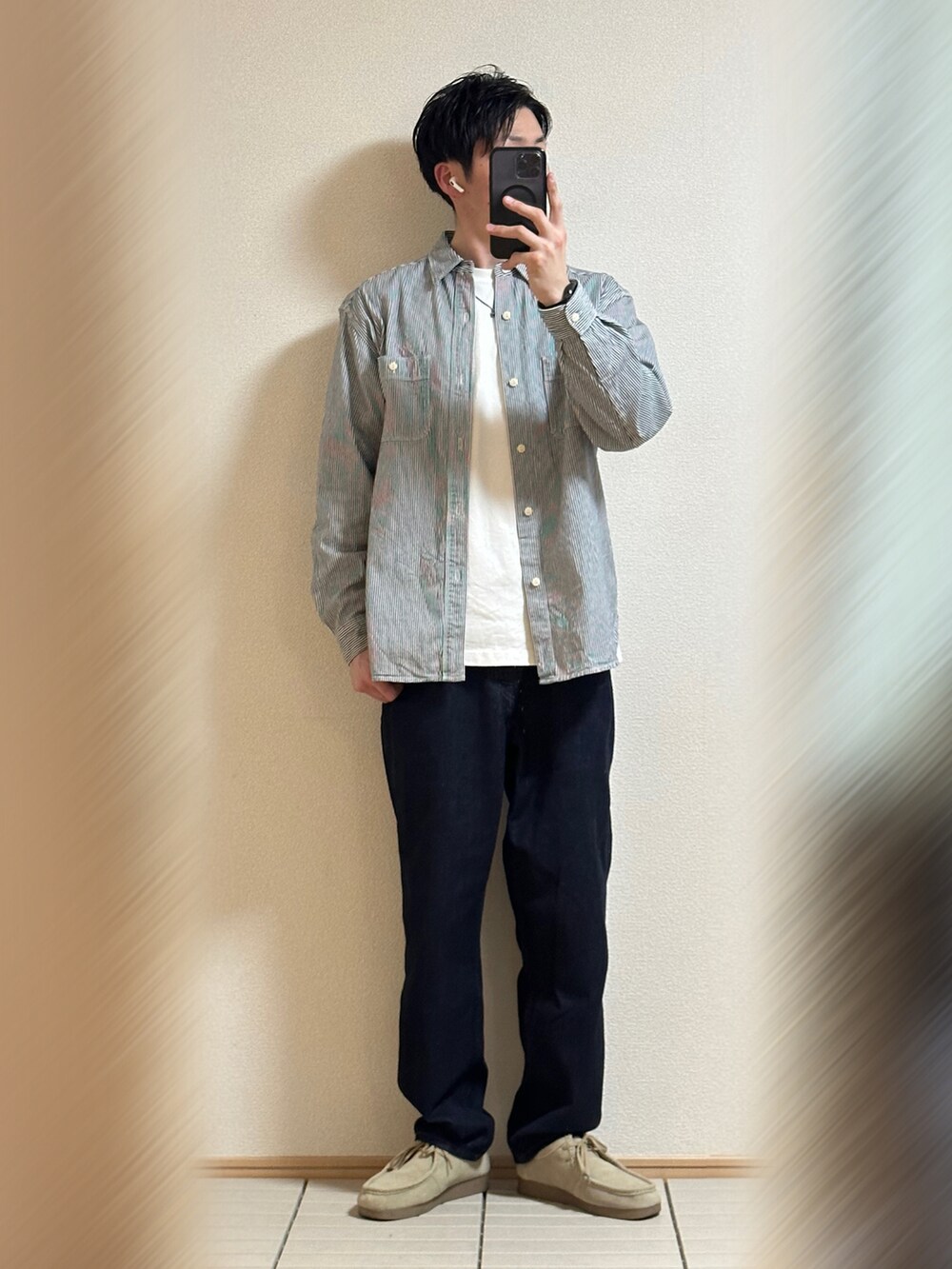 「シャツスタイル、UNIQLO、GU、オトナカジュアル、休日スタイル、シンプルコーデ、春コーデ、プチプラ、ヒッコリー、デニム、モカシン、スニーカー、NIKE、ロールアップ、デニムパンツ」｜「GUのGU リアルレザーモカシンシューズ　（モカシン/デッキシューズ、ベージュ系）」を使った、Sammyサミーさん（メンズ・177cm）の春コーディネートの3枚目の写真