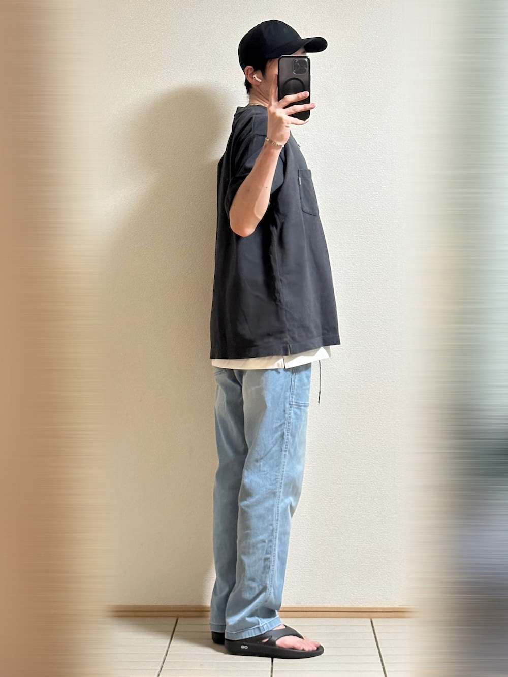 「デニム、Tシャツ×デニム、グラミチ、休日スタイル、ラフコーデ、このスタイルがお気に入り、初夏コーデ、夏コーデ、モノトーン、キャップ、THE NORTH FACE、Tシャツ、レイヤードスタイル、サンダル、シンプル」|「OOFOSの<OOFOS> OOriginal/リカバリーサンダル(サンダル、ブラック系)」を使った、Sammyサミーさん(メンズ・177cm)の夏コーディネートの2枚目の写真