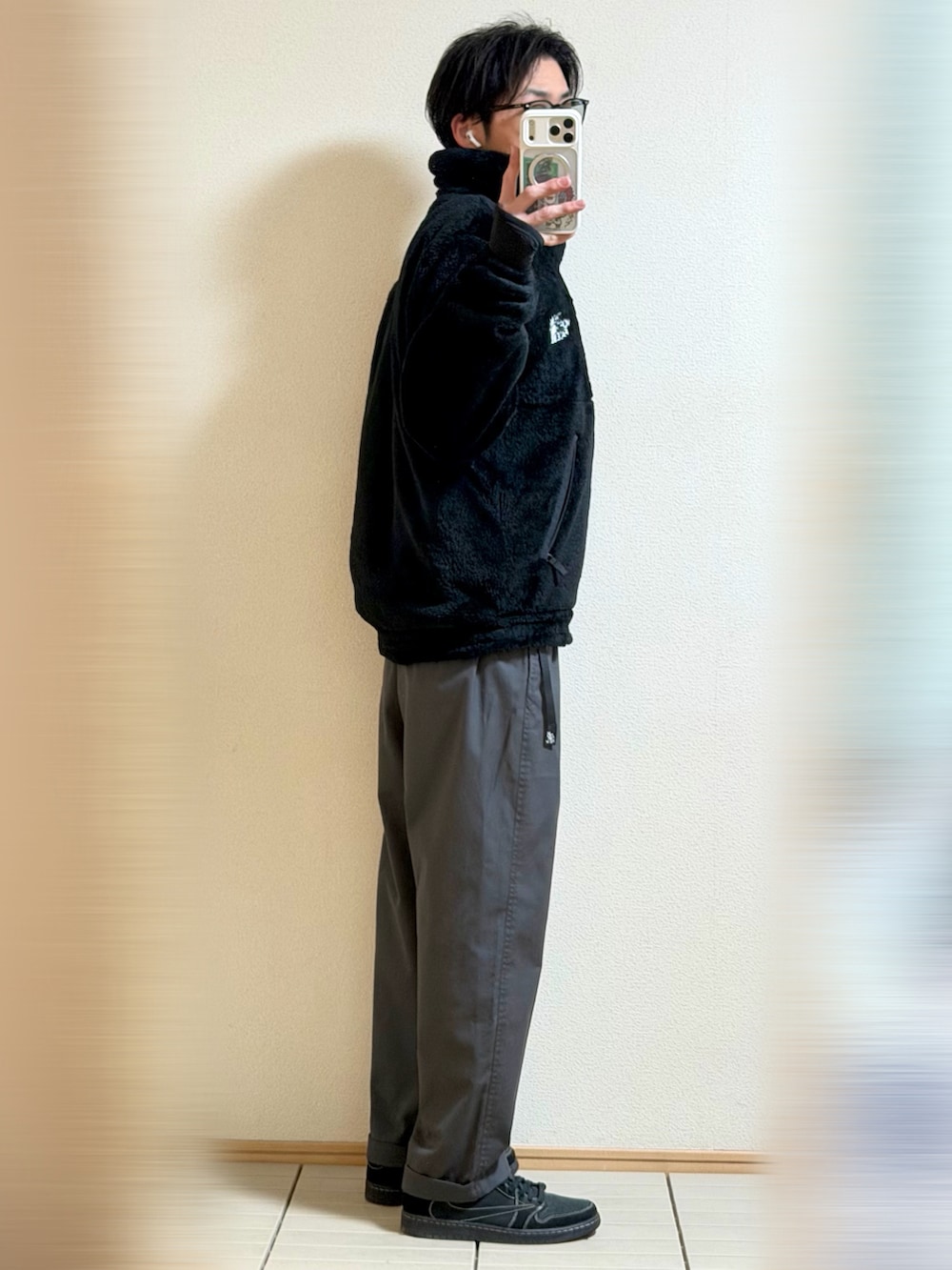 ブラック系のブルゾン、グレー系のその他パンツ、グレー系のスウェットを着用したメンズの冬コーディネートの3枚目の写真