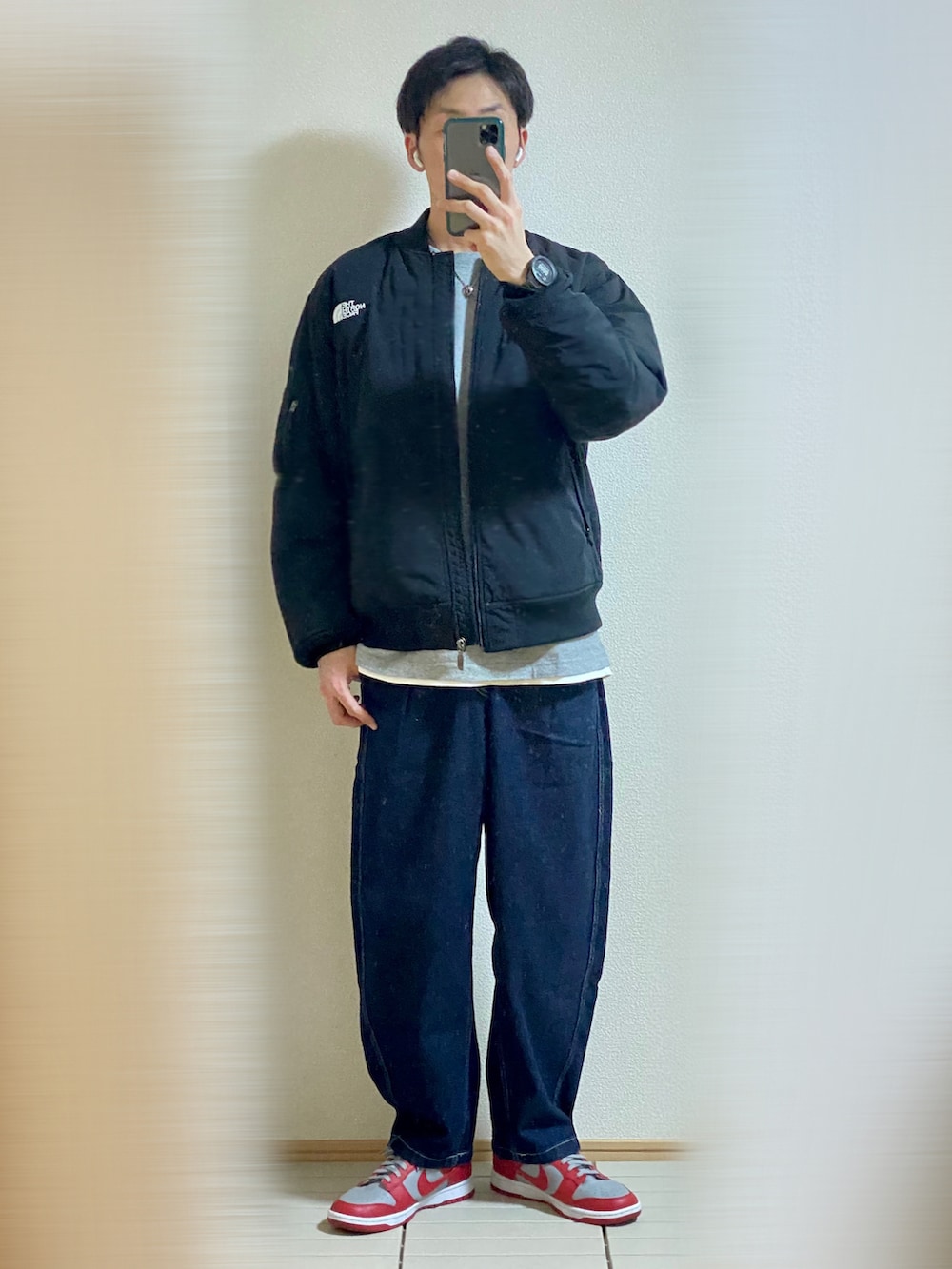 「シンプル、デニムパンツ、MA-1、スニーカー、NIKE、ストリートMIX、レイヤードスタイル、ロンT、着回しコーデ、ワイドパンツ、テーパードパンツ、THE NORTH FACE、GU、ラフ、アクセントカラー」｜「NIKEのNike Dunk Low "Medium Grey" (UNLV) 28（スニーカー、レッド系）」を使った、Sammyサミーさん（メンズ・177cm）の秋コーディネートの2枚目の写真