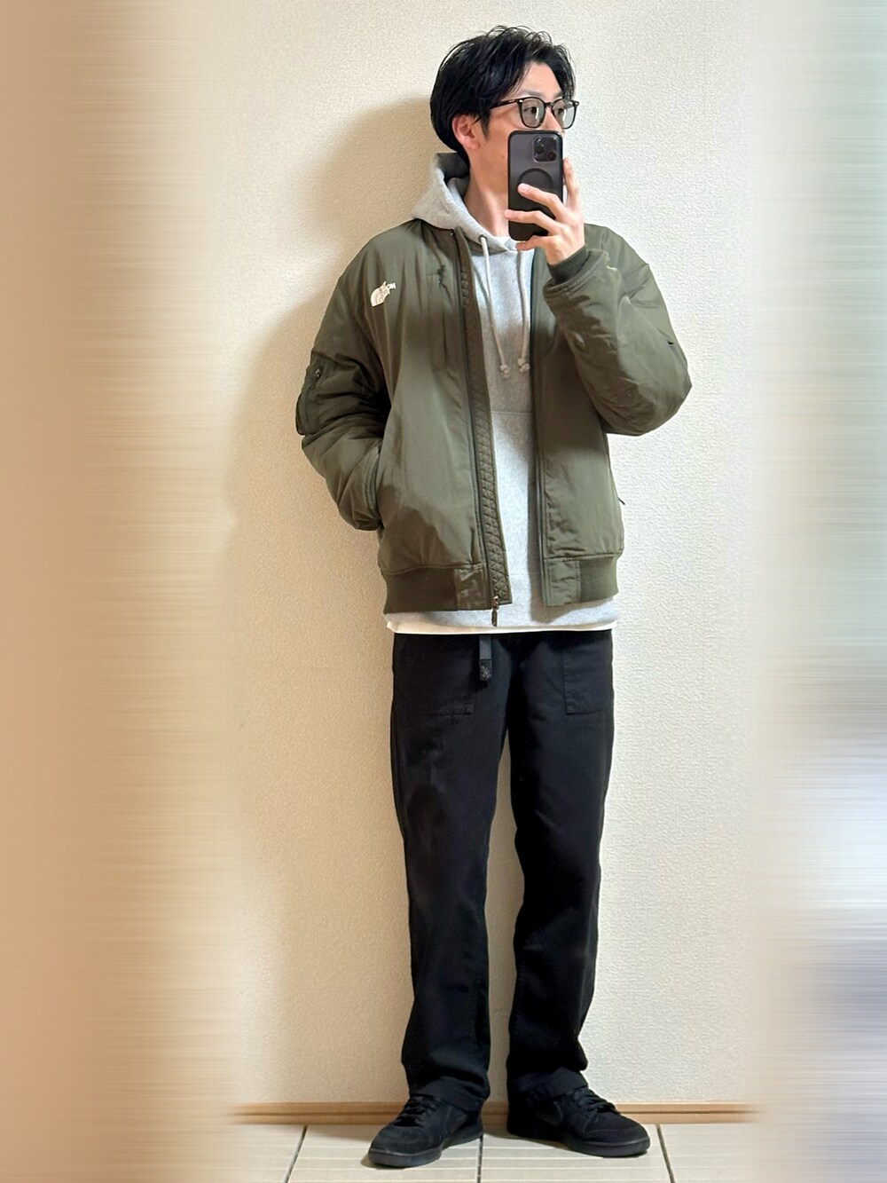 「冬コーデ、休日スタイル、ミリタリー、ストリート、マイベストコーデ2024、シンプルスタイル、MA-1、THE NORTH FACE、パーカー、レイヤードスタイル、ベイカーパンツ、パンツスタイル、スニーカー、NIKE、着回しコーデ」｜「NIKEのUNDEFEATED × Nike Dunk Low SP "5 ON IT"（スニーカー、ブラック系）」を使った、Sammyサミーさん（メンズ・177cm）の冬コーディネートの3枚目の写真