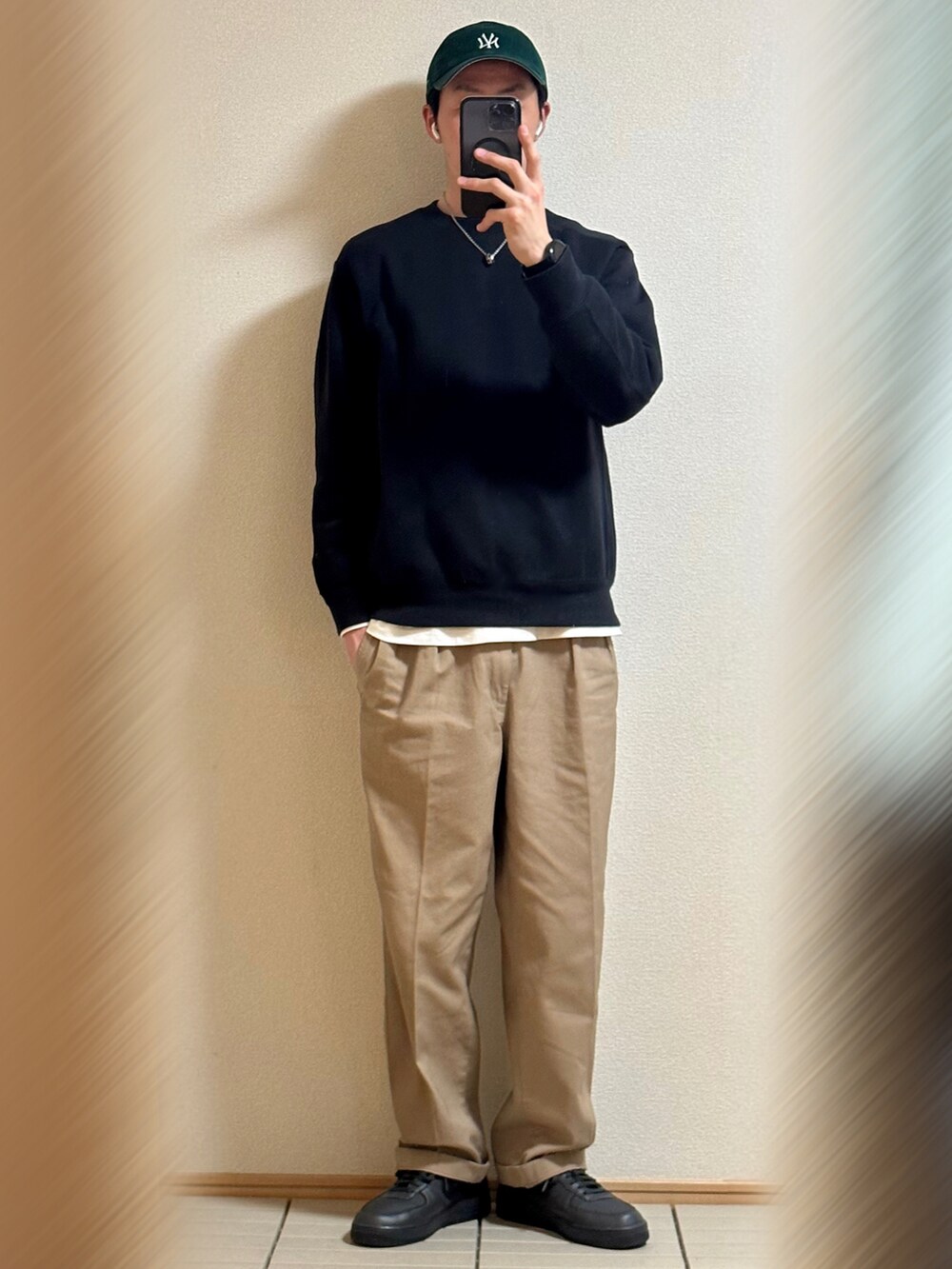「ビッグシルエット、休日スタイル、キャップ、コーチジャケット、春アウター、春コーデ、ミリタリー、ラフ、スウェット、レイヤードスタイル、チノパン、ロールアップ、エアフォースワン、スニーカー、NIKE」|「NIKEのAIR FORCE 1 GTX CT2858-001(スニーカー、ブラック系)」を使った、Sammyサミーさん(メンズ・177cm)の春コーディネートの2枚目の写真