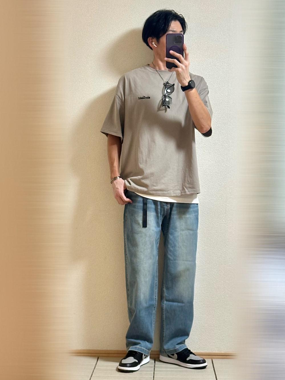 「夏コーデ、お出かけコーデ、アツいコーデ全部見せ、ストリート、韓国ファッション、休日スタイル、ラフ、Tシャツ、レイヤードスタイル、デニム、デニムパンツ、サングラス、シルバーアクセサリー、スニーカー、NIKE」|「NIKEのNike Air Jordan 1 Retro Low OG "Shadow"(スニーカー、ブラック系)」を使った、Sammyサミーさん(メンズ・177cm)の夏コーディネートの3枚目の写真