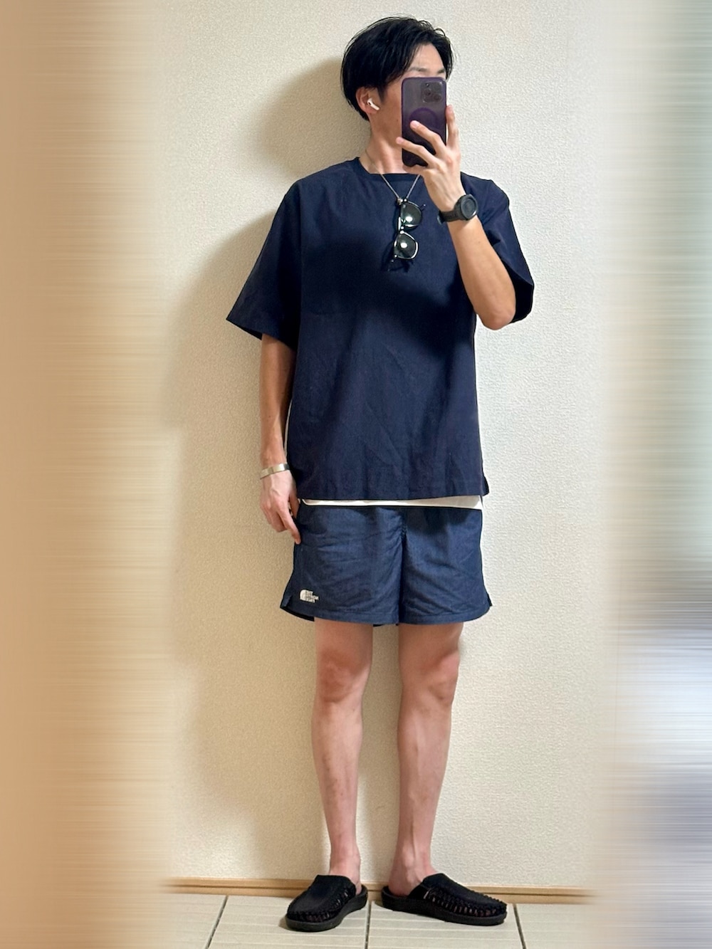 「夏コーデ、アウトドアスタイル、アツいコーデ全部見せ、真夏のアクティブスタイル、休日スタイル、サングラス、スポーツミックス、レイヤードスタイル、Tシャツ、ショルダーバッグ、THE NORTH FACE、デニム、ハーフパンツ、サンダル、ショートパンツ」|「KEENのKEEN UNEEK II SLIDE / ユニーク ツー スライド / メンズ スライドサンダル(サンダル、ブラック系)」を使った、Sammyサミーさん(メンズ・177cm)の夏コーディネートの4枚目の写真