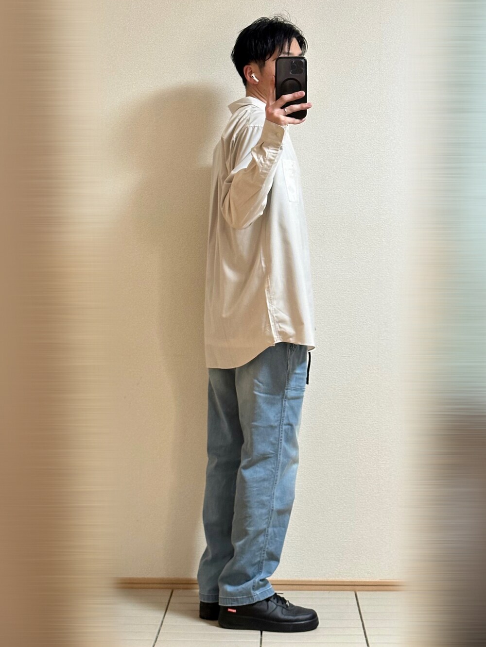 「春コーデ、休日スタイル、韓国ファッション、シャツスタイル、ストリート、シンプル、ラフ、デニム、グラミチ、レイヤードスタイル、グローバルワーク(GLOBAL WORK)、UNIQLO、スニーカー、エアフォースワン、NIKE」｜「NIKEのSupreme × Nike Air Force 1 Low "Black" サイズ28（スニーカー、ブラック系）」を使った、Sammyサミーさん（メンズ・177cm）の春コーディネートの2枚目の写真