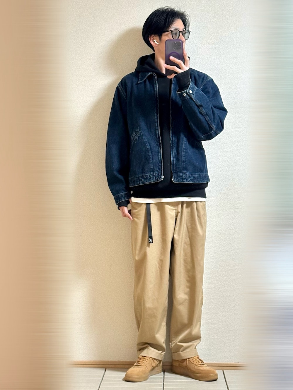 「春コーデ、春めき満開コーデ、大人カジュアル、ストリート、サングラス、デニム、デニムジャケット、パーカー、レイヤードスタイル、チノパン、ワイドパンツ、スニーカー、NIKE、お出かけコーデ、シンプルコーデ」｜「GramicciのLOWERCASE / Gramicci　TC TWILL TUCK TAPERED（その他パンツ、ベージュ系）」を使った、Sammyサミーさん（メンズ・177cm）の春コーディネートの2枚目の写真