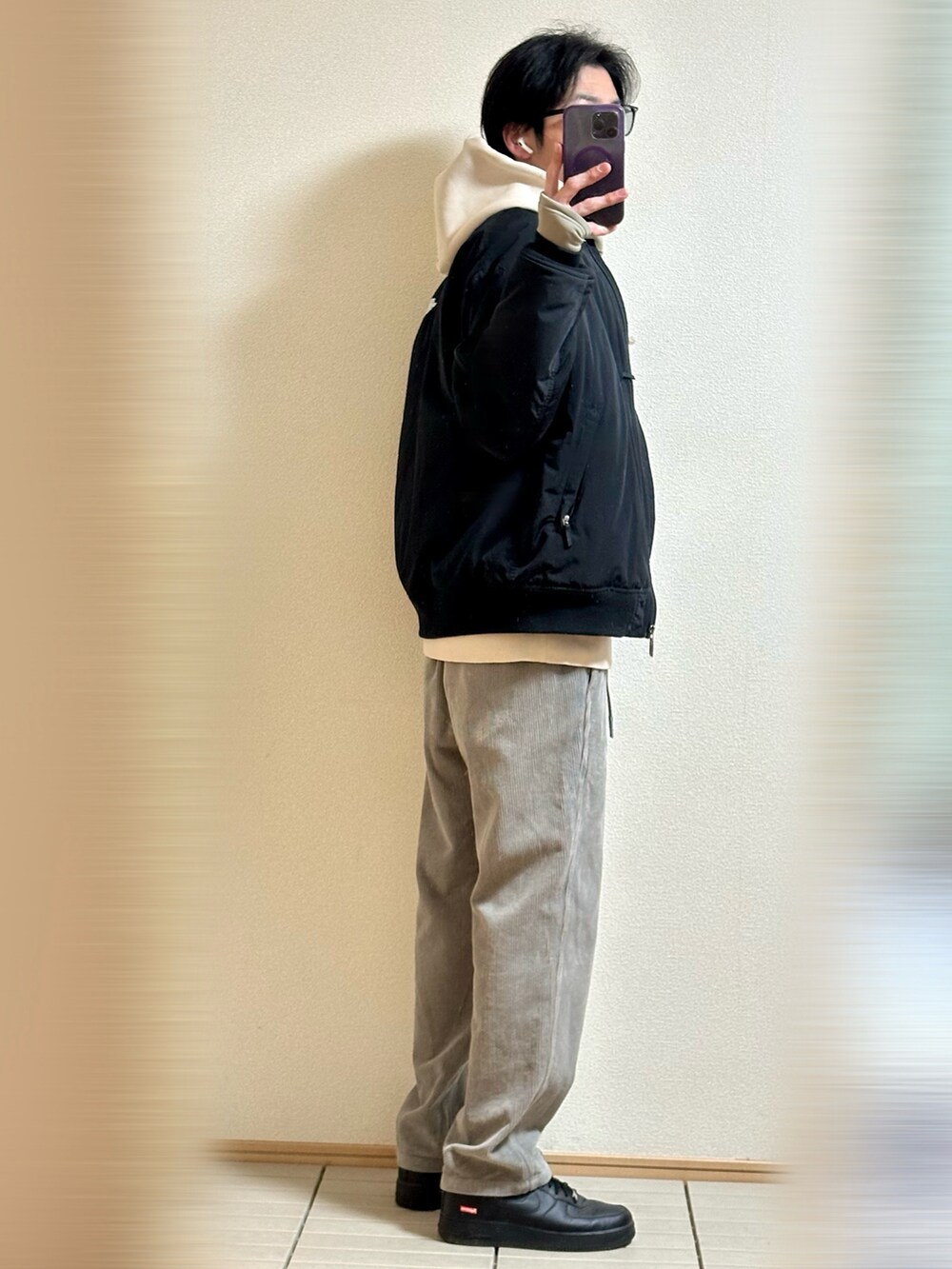 「今日のコーデ、休日スタイル、冬コーデ、春コーデ、モノトーン、ストリート、大人カジュアル、サングラス、MA-1、THE NORTH FACE、パーカー、レイヤードスタイル、コーデュロイパンツ、スニーカー、NIKE」|「NIKEのSupreme × Nike Air Force 1 Low "Black" サイズ28(スニーカー、ブラック系)」を使った、Sammyサミーさん(メンズ・177cm)の春コーディネートの2枚目の写真
