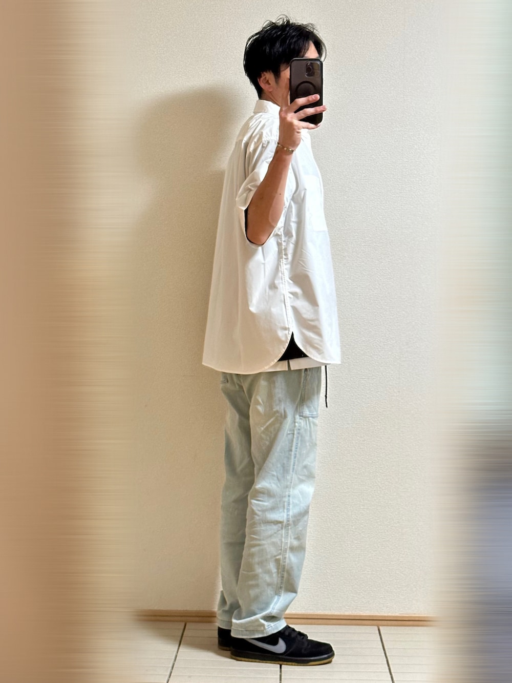 「プチプラ、初夏コーデ、シンプル、休日スタイル、ストリート、モノトーン、韓国ファッション、シャツスタイル、レイヤードスタイル、デニム、グラミチ、NIKE、スニーカー、シルバーアクセサリー、GU」｜「NIKE SBのNike SB Dunk Low "Fog" 28（スニーカー、ブラック系）」を使った、Sammyサミーさん（メンズ・177cm）の夏コーディネートの2枚目の写真