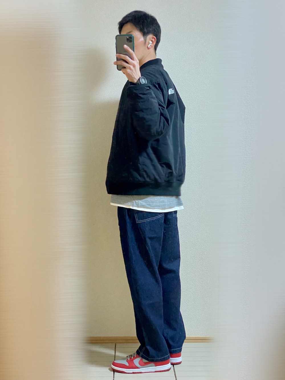 「シンプル、デニムパンツ、MA-1、スニーカー、NIKE、ストリートMIX、レイヤードスタイル、ロンT、着回しコーデ、ワイドパンツ、テーパードパンツ、THE NORTH FACE、GU、ラフ、アクセントカラー」｜「NIKEのNike Dunk Low "Medium Grey" (UNLV) 28（スニーカー、レッド系）」を使った、Sammyサミーさん（メンズ・177cm）の秋コーディネートの3枚目の写真