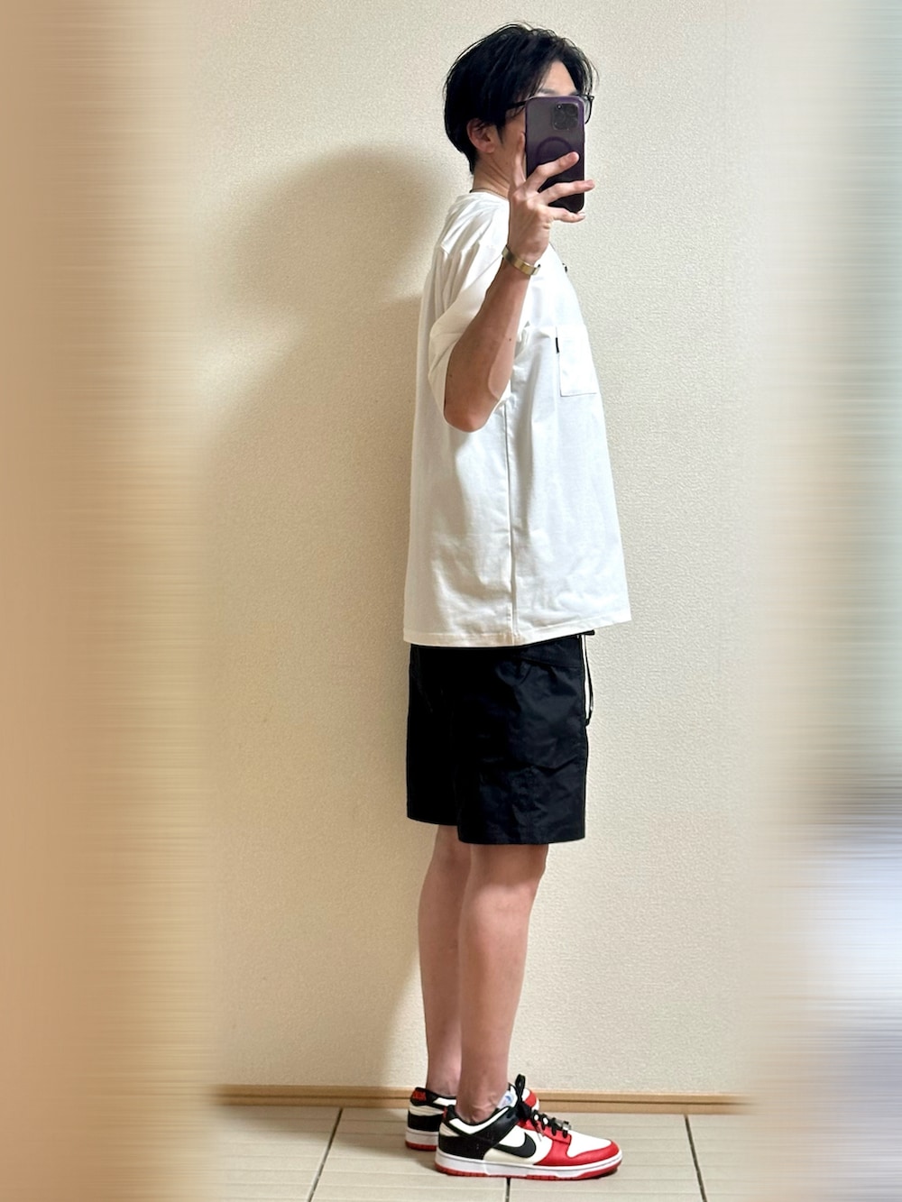 「お出かけコーデ、休日スタイル、夏コーデ、シンプルコーデ、ストリート、Tシャツ、夏だ!Tシャツ着よう!、白Tシャツ、ハーフパンツ、サングラス、シルバーアクセサリー、THE NORTH FACE、スニーカーコーデ、スニーカー、NIKE」|「NIKEのNBA × Nike Dunk Low EMB 75th Anniversary "Chicago Bulls"28(スニーカー、レッド系)」を使った、Sammyサミーさん(メンズ・177cm)の夏コーディネートの2枚目の写真
