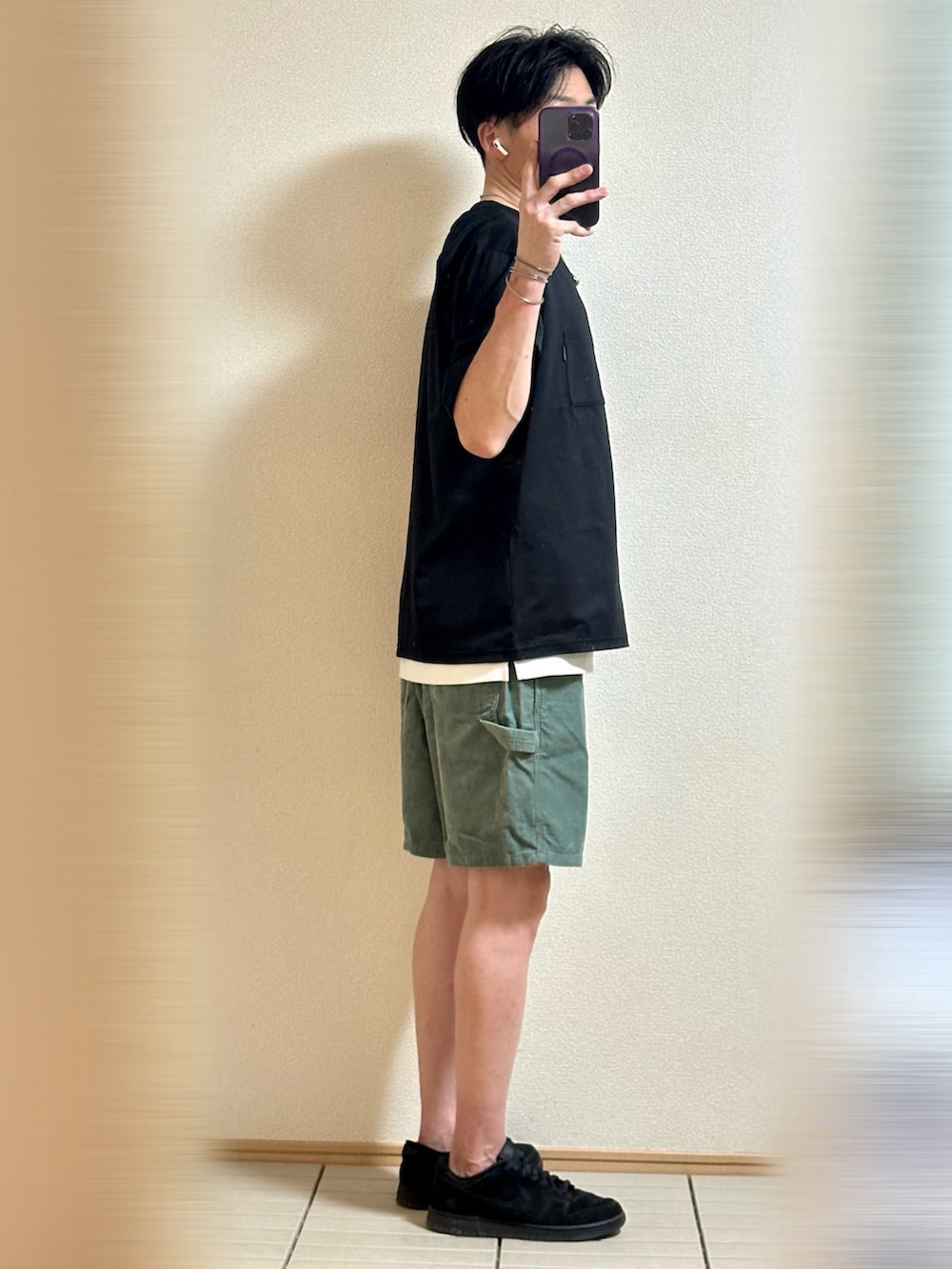 「夏コーデ、休日スタイル、シンプルコーデ、ストリート、アウトドアスタイル、サングラス、Tシャツ、夏だ！Tシャツ着よう！、レイヤードスタイル、THE NORTH FACE、コーデュロイ、ハーフパンツ、ショートパンツ、スニーカー、NIKE」｜「NIKEのUNDEFEATED × Nike Dunk Low SP "5 ON IT"（スニーカー、ブラック系）」を使った、Sammyサミーさん（メンズ・177cm）の夏コーディネートの2枚目の写真