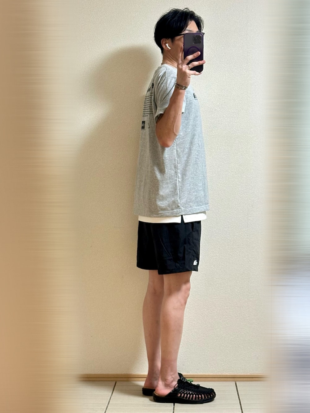 「夏コーデ、休日スタイル、スポーツミックス、アウトドアスタイル、お出かけコーデ、サングラス、ショルダーバッグ、Tシャツ、レイヤードスタイル、THE NORTH FACE、ハーフパンツ、サンダル、モノトーン、ショートパンツ、シルバーアクセサリー」｜「KEENのKEEN UNEEK II CONVERTIBLE / キーン ユニーク ツー コンバーチブル（サンダル、ブラック系）」を使った、Sammyサミーさん（メンズ・177cm）の夏コーディネートの2枚目の写真