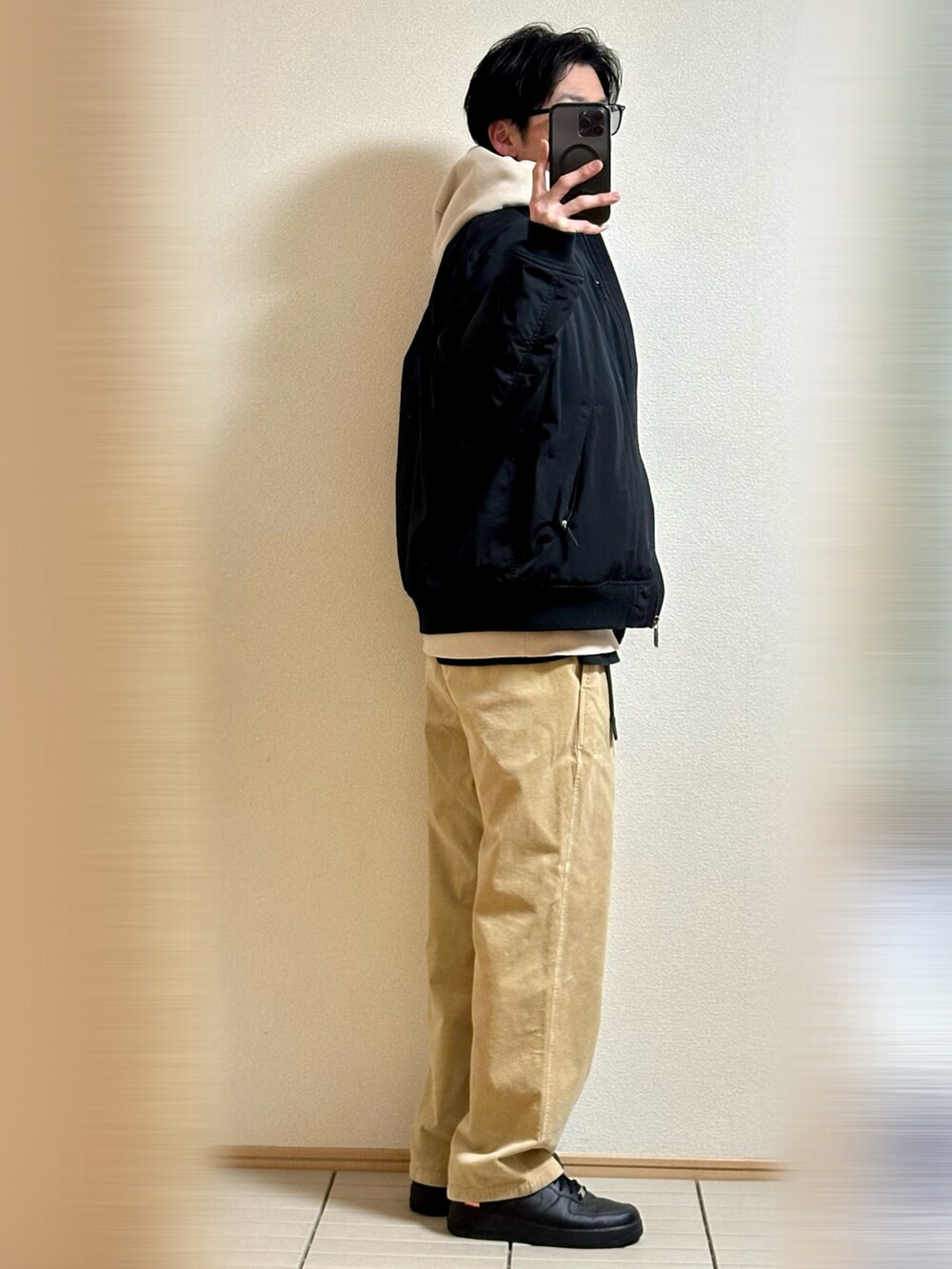 「休日スタイル、休日コーデ、冬コーデ、大人コーデ、ストリート、冬アウター、MA-1、THE NORTH FACE、パーカー、レイヤードスタイル、コーデュロイ、コーデュロイパンツ、GRAMICCI、スニーカー、NIKE」｜「NIKEのSupreme × Nike Air Force 1 Low "Black" サイズ28（スニーカー、ブラック系）」を使った、Sammyサミーさん（メンズ・177cm）の冬コーディネートの3枚目の写真
