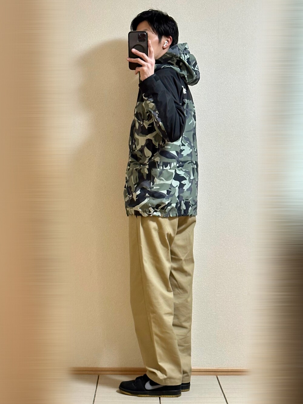 「春コーデ、休日スタイル、肌寒い、ミリタリー、春アウター、ストリートMIX、マウンテンパーカー、THE NORTH FACE、カモフラ、チノパン、スニーカー、NIKE、シルバーアクセサリー、ロンT、ラフ」｜「NIKE SBのNike SB Dunk Low "Fog" 28（スニーカー、ブラック系）」を使った、Sammyサミーさん（メンズ・177cm）の春コーディネートの4枚目の写真