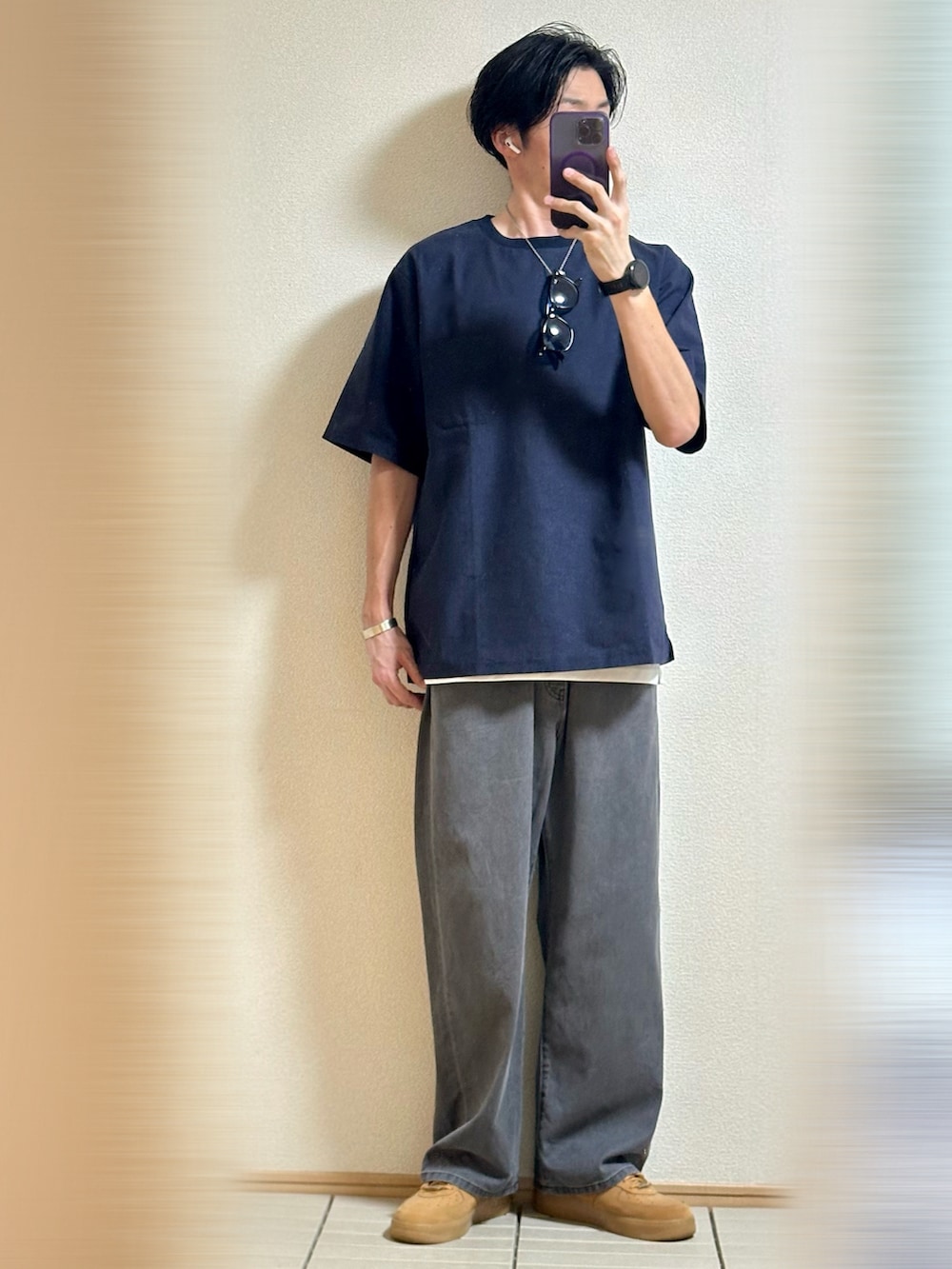 「休日スタイル、夏コーデ、リラックススタイル、韓国ファッション、シンプルコーデ、Tシャツ、レイヤードスタイル、デニム、デニムパンツ、スニーカー、NIKE、ストリート、さらっと晴れやかスナップ、サングラス、おしゃれさんと繋がりたい」|「NIKEのSupreme × Nike Air Force 1 Low "Flax/Wheat"28(スニーカー、ベージュ系)」を使った、Sammyサミーさん(メンズ・177cm)の夏コーディネートの2枚目の写真