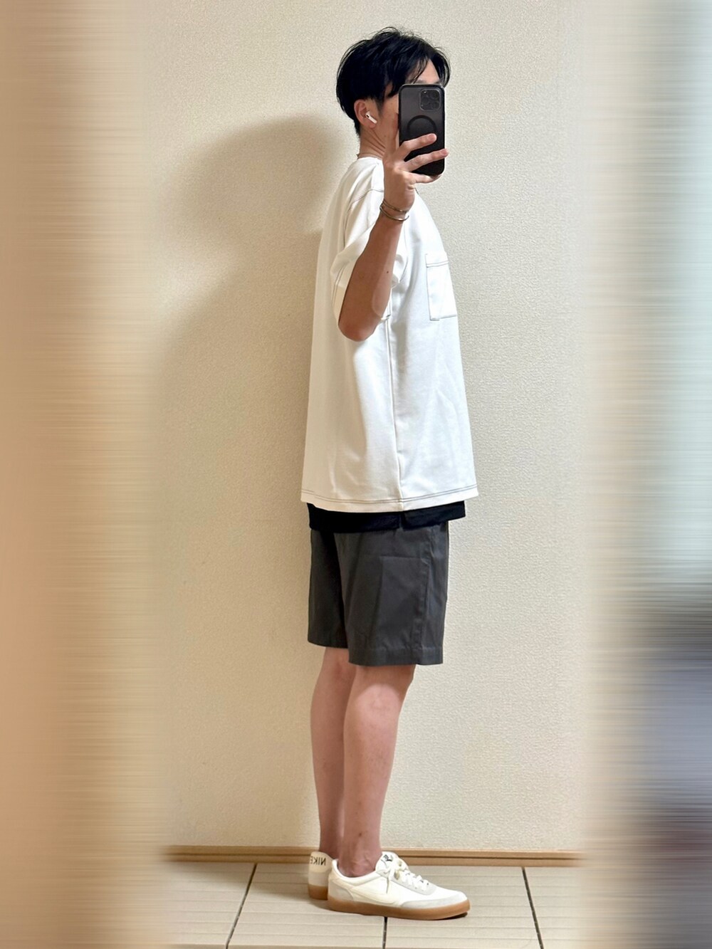 「みんなの白Tフェス、夏コーデ、モノトーン、Tシャツ、シンプル、休日スタイル、レイヤードスタイル、ハーフパンツ、白Tシャツ、スニーカー、NIKE、白スニーカー、シルバーアクセサリー、リラックススタイル、ラフコーデ」｜「NIKEのNIKE KILLSHOT 2 LEATHER SNEAKER（スニーカー、ホワイト系）」を使った、Sammyサミーさん（メンズ・177cm）の夏コーディネートの2枚目の写真