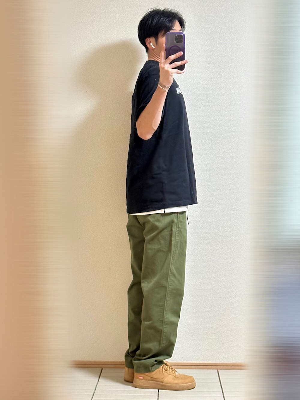 「秋服準備はじめました、ストリート、休日スタイル、ラフ、シンプル、秋色、韓国ファッション、初秋コーデ、Tシャツ、レイヤードスタイル、THE NORTH FACE、グラミチ、スニーカー、NIKE、エアフォースワン」｜「NIKEのSupreme × Nike Air Force 1 Low "Flax/Wheat"28（スニーカー、ベージュ系）」を使った、Sammyサミーさん（メンズ・177cm）の秋コーディネートの2枚目の写真