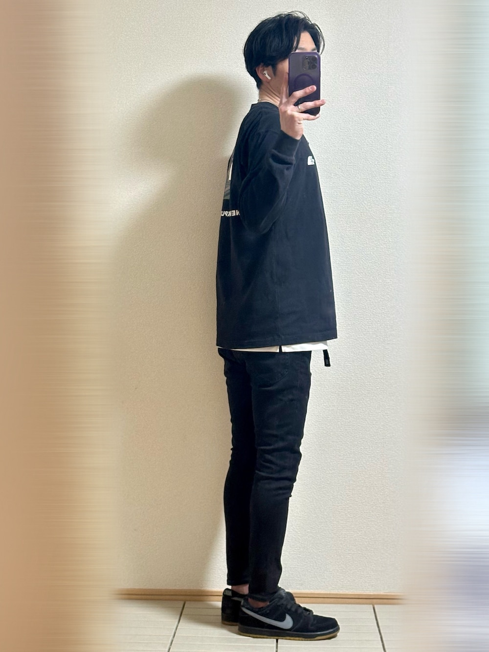 「春コーデ、休日スタイル、ストリート、ブラック、ジャケット、THE NORTH FACE、ロンT、レイヤードスタイル、スキニーデニム、スキニー、お出かけコーデ、スニーカー、NIKE、シンプルコーデ、アウトドアスタイル」｜「NIKE SBのNike SB Dunk Low "Fog" 28（スニーカー、ブラック系）」を使った、Sammyサミーさん（メンズ・177cm）の春コーディネートの3枚目の写真