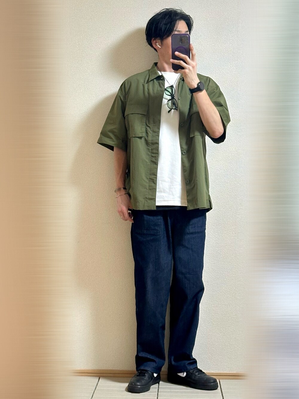 「休日スタイル、夏コーデ、シンプルコーデ、シャツスタイル、シャツ好き集まれ、ストリート、Tシャツ、レイヤードスタイル、サングラス、シルバーアクセサリー、プチプラ、デニム、デニムパンツ、スニーカー、NIKE」|「NIKEのNike Air Force 1 Low Retro QS "Black and White" (2024)(スニーカー、ブラック系)」を使った、Sammyサミーさん(メンズ・177cm)の夏コーディネートの3枚目の写真