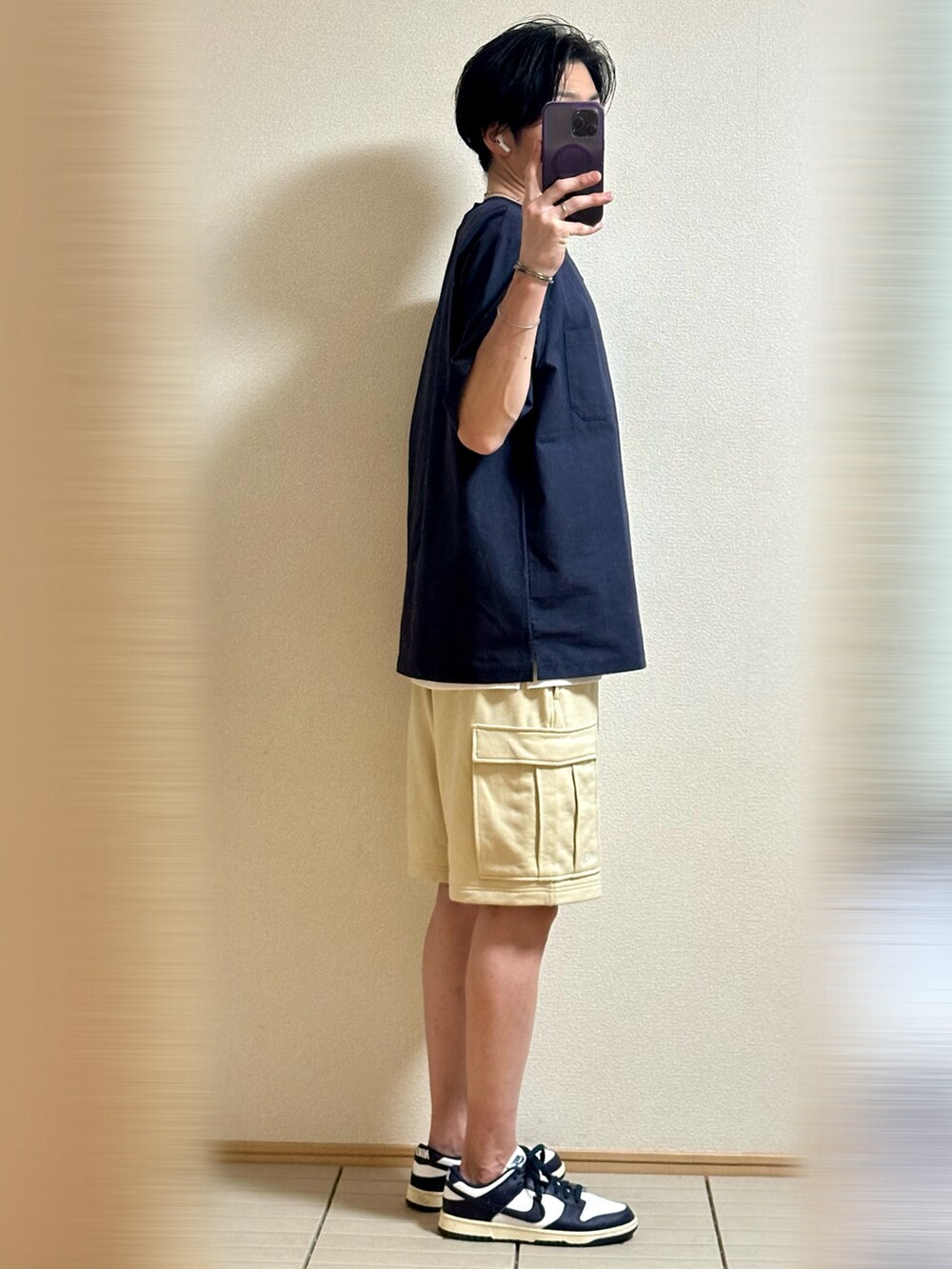 ブルー系のスニーカー、ベージュ系のカーゴパンツ、ブルー系のTシャツ/カットソーを着用したメンズの夏コーディネートの2枚目の写真