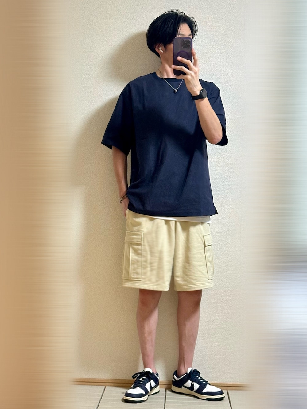 ブルー系のスニーカー、ベージュ系のカーゴパンツ、ブルー系のTシャツ/カットソーを着用したメンズの夏コーディネートの3枚目の写真