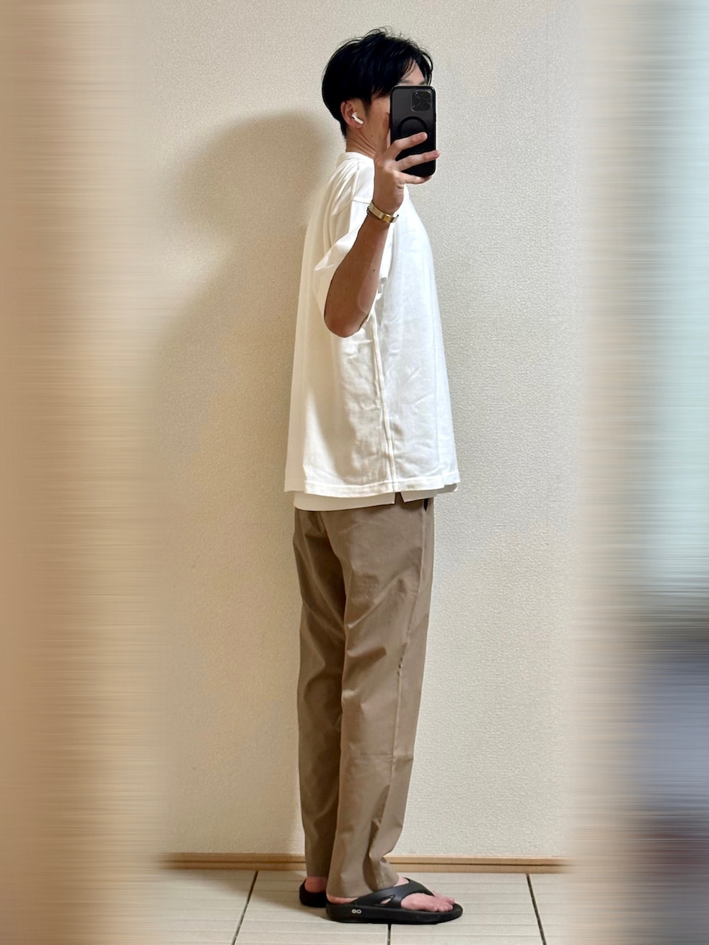 「みんなの白Tフェス、夏コーデ、シンプル、Tシャツ、白Tシャツ、ヘンリーネック、ラフコーデ、レイヤードスタイル、シルバーアクセサリー、バングル、休日スタイル、サンダル、スポーツサンダル、パンツスタイル、大人カジュアル」｜「OOFOSの＜OOFOS＞ OOriginal/リカバリーサンダル（サンダル、ブラック系）」を使った、Sammyサミーさん（メンズ・177cm）の夏コーディネートの2枚目の写真