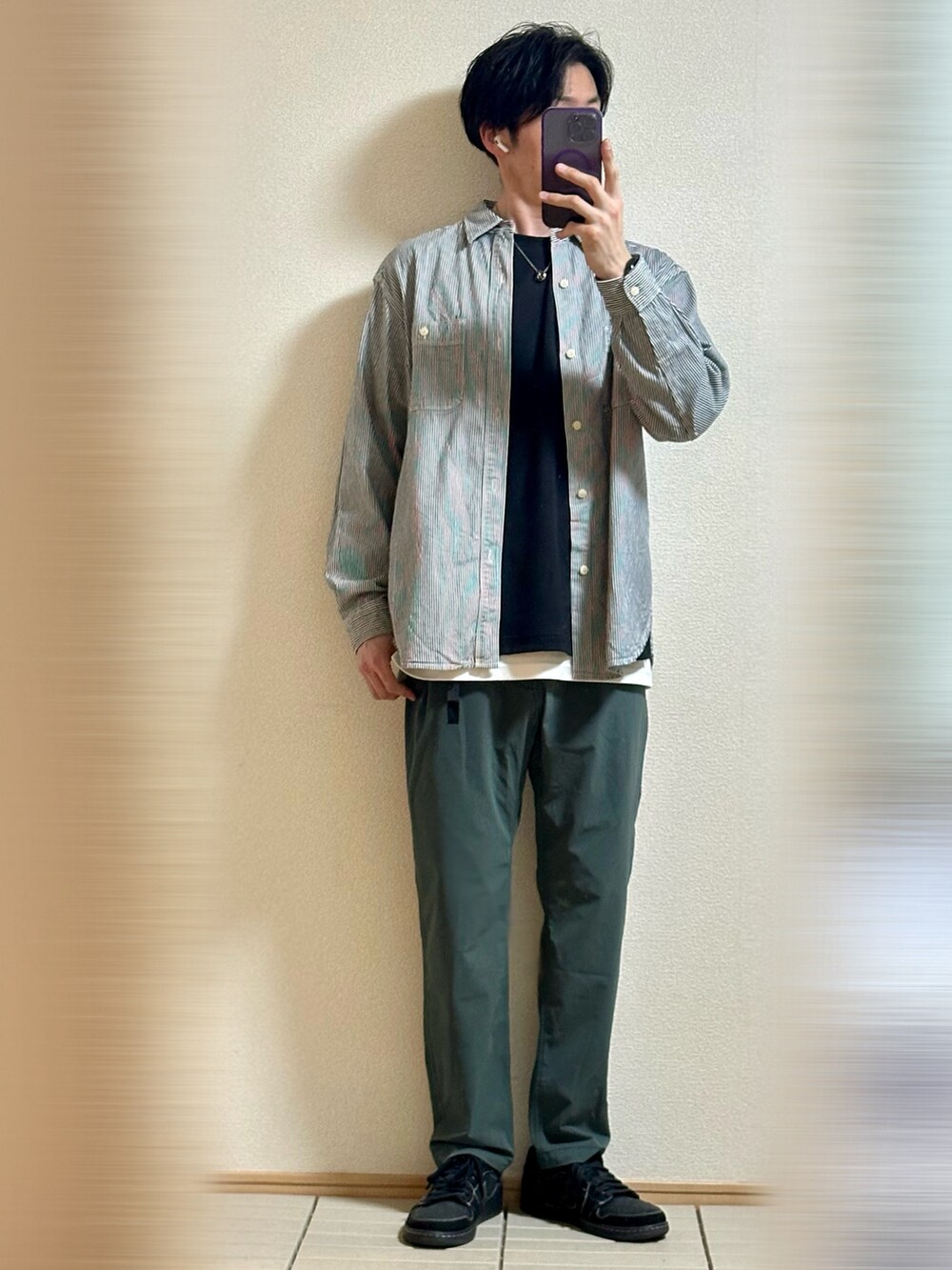 ブラック系のスニーカー、グリーン系のその他パンツ、ブルー系のシャツ/ブラウスを着用したメンズの春コーディネートの3枚目の写真