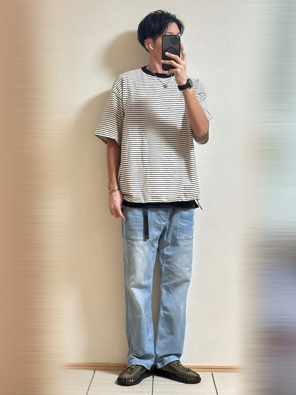 「夏コーデ、休日スタイル、モノトーン、ボーダー、Tシャツ、レイヤードスタイル、デニム、グラミチ、シンプル、サンダル、キーン(KEEN)、ラフ、シルバーアクセサリー、ストリート、ビッグシルエット」|「KEENのKEEN/キーン UNEEK ユニーク サンダル スニーカー 1023381/1014097/1025169(サンダル、グリーン系)」を使った、Sammyサミーさん(メンズ・177cm)の夏コーディネートの3枚目の写真