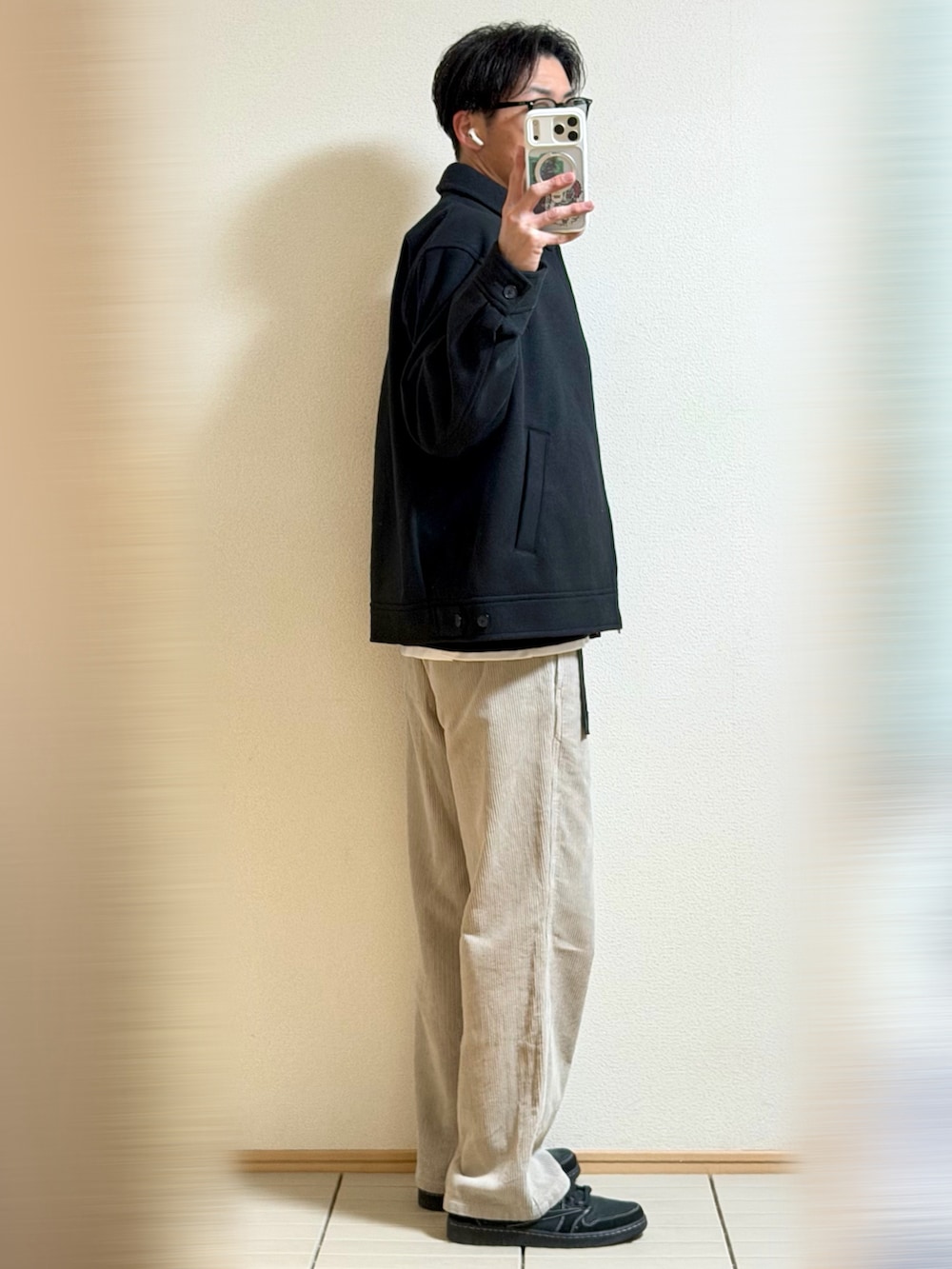 ベージュ系のその他パンツ、ブラウン系のスウェット、ホワイト系のTシャツ/カットソーを着用したメンズの秋コーディネートの2枚目の写真