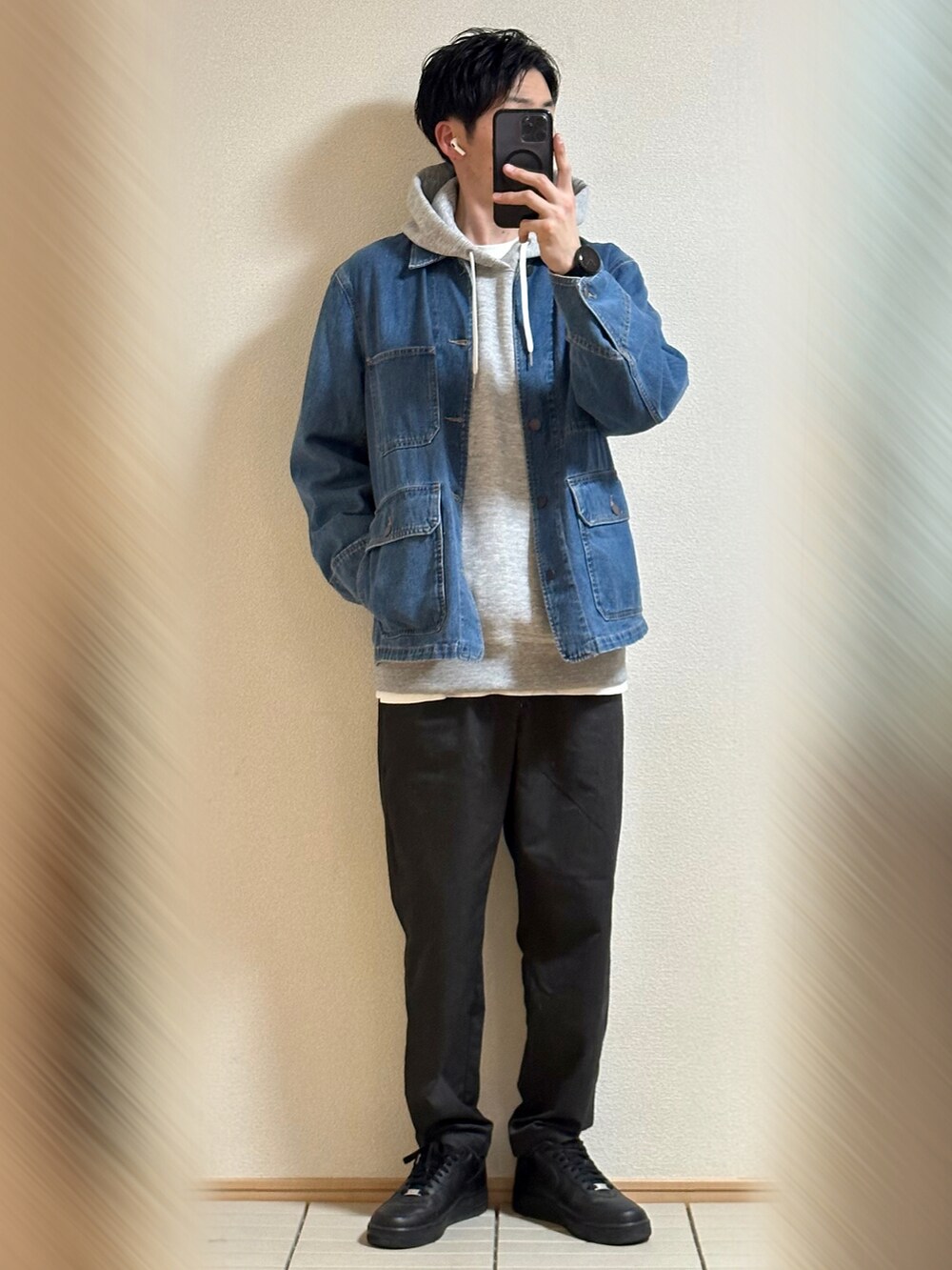 「ロゴスウェット、休日スタイル、春服デビュー宣言、春アウター、春コーデ、サングラス、デニムジャケット、パーカー、オーバーサイズ、レイヤードスタイル、チノパン、スニーカー、NIKE、エアフォースワン、THE NORTH FACE」｜「NIKEのSupreme × Nike Air Force 1 Low "Black" サイズ28（スニーカー、ブラック系）」を使った、Sammyサミーさん（メンズ・177cm）の春コーディネートの3枚目の写真
