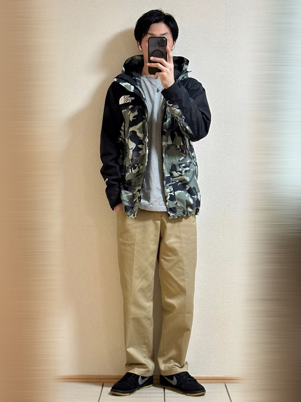 「春コーデ、休日スタイル、肌寒い、ミリタリー、春アウター、ストリートMIX、マウンテンパーカー、THE NORTH FACE、カモフラ、チノパン、スニーカー、NIKE、シルバーアクセサリー、ロンT、ラフ」｜「NIKE SBのNike SB Dunk Low "Fog" 28（スニーカー、ブラック系）」を使った、Sammyサミーさん（メンズ・177cm）の春コーディネートの3枚目の写真
