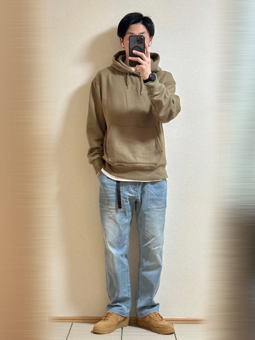 「淡色コーデ、春服デビュー宣言、春コーデ、休日スタイル、リラックススタイル、デニムオンデニム、デニムジャケット、デニム、グラミチ、パーカー、レイヤードスタイル、スニーカー、NIKE、エアフォースワン、着回しコーデ」｜「NIKEのSupreme × Nike Air Force 1 Low "Flax/Wheat"28（スニーカー、ベージュ系）」を使った、Sammyサミーさん（メンズ・177cm）の春コーディネートの3枚目の写真