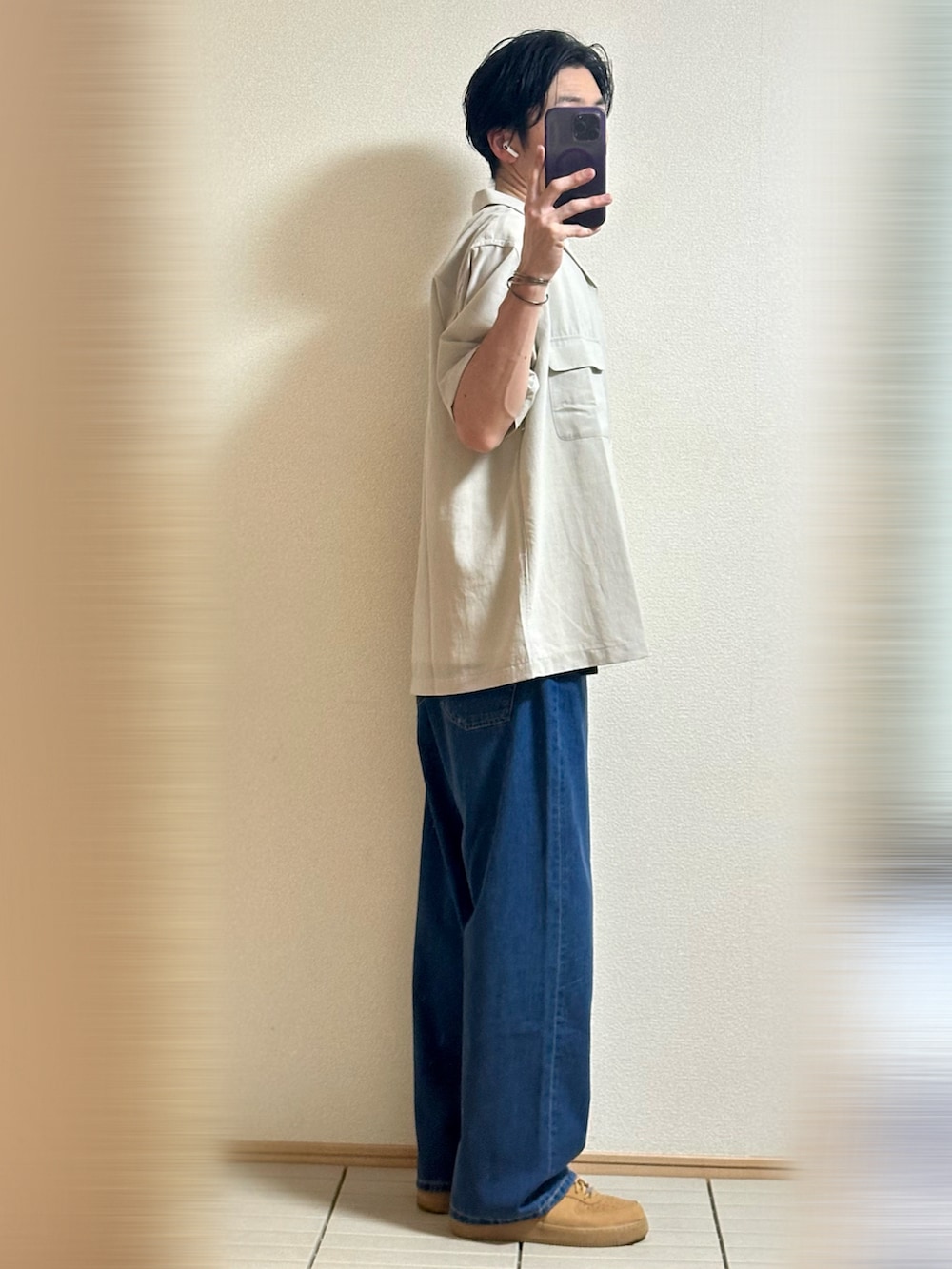 「休日スタイル、シンプルスタイル、夏コーデ、初夏コーデ、さらっと晴れやかスナップ、韓国ファッション、ストリート、シャツスタイル、淡色コーデ、レイヤードスタイル、プチプラ、シルバーアクセサリー、デニムパンツ、スニーカー、NIKE」｜「NIKEのSupreme × Nike Air Force 1 Low "Flax/Wheat"28（スニーカー、ベージュ系）」を使った、Sammyサミーさん（メンズ・177cm）の夏コーディネートの2枚目の写真