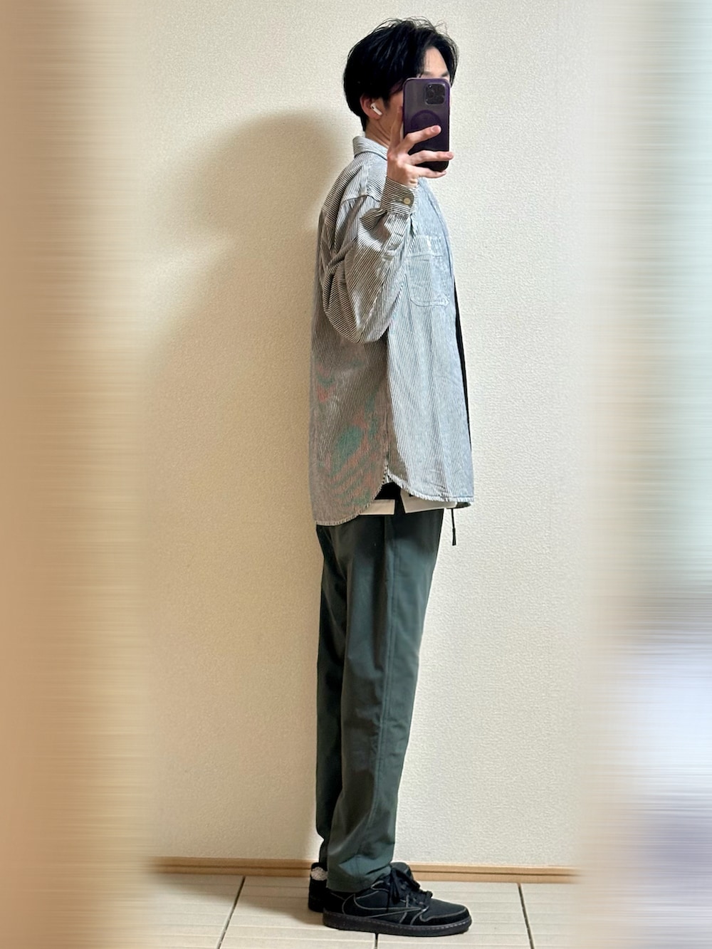 ブラック系のスニーカー、グリーン系のその他パンツ、ブルー系のシャツ/ブラウスを着用したメンズの春コーディネートの2枚目の写真