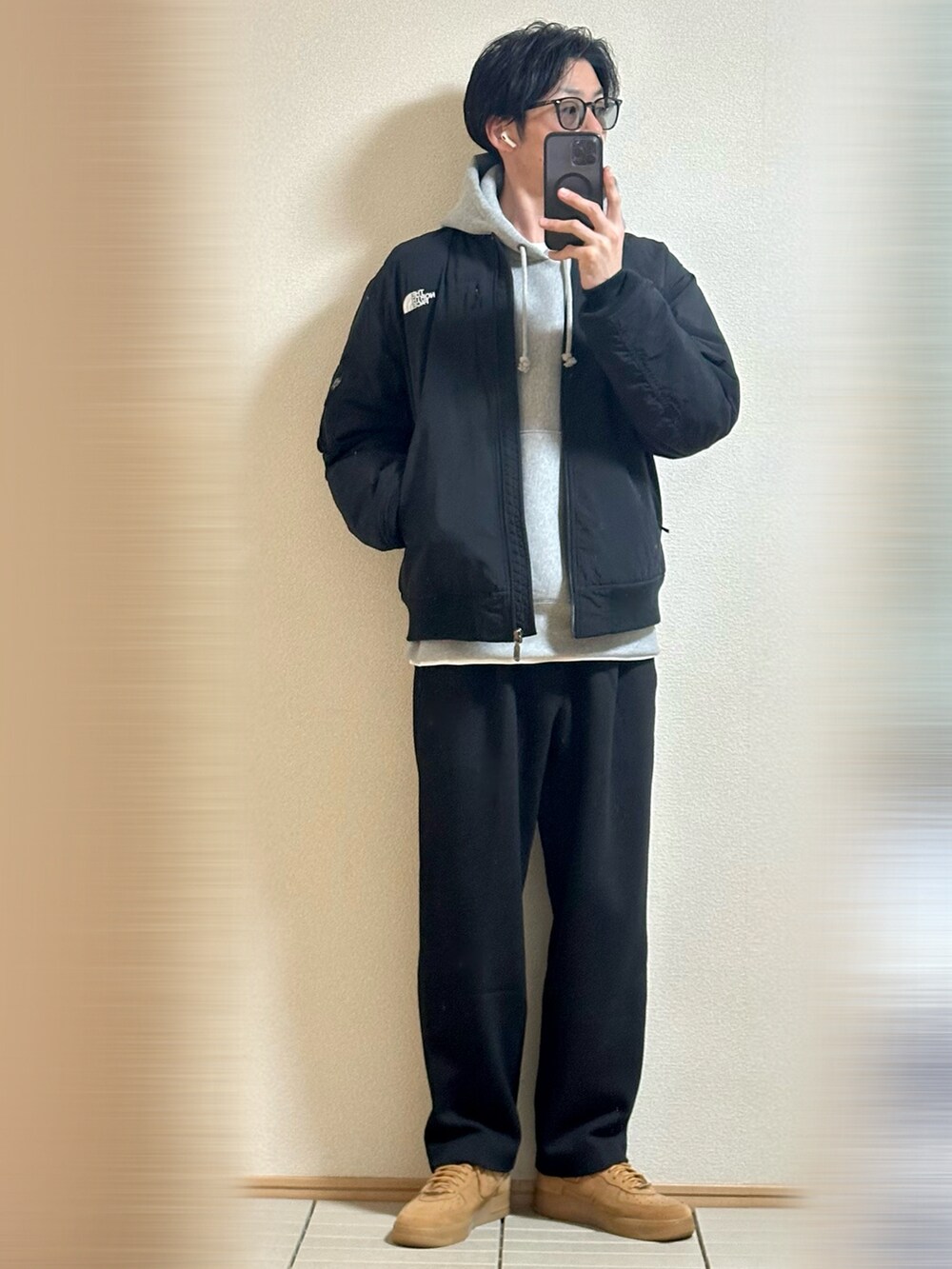 「休日スタイル、冬コーデ、クリスマスに着たい服、お出かけコーデ、ストリート、大人カジュアル、サングラス、MA-1、THE NORTH FACE、パーカー、レイヤードスタイル、スラックス、スニーカー、NIKE、着回しコーデ」｜「NIKEのSupreme × Nike Air Force 1 Low "Flax/Wheat"28（スニーカー、ベージュ系）」を使った、Sammyサミーさん（メンズ・177cm）の冬コーディネートの3枚目の写真